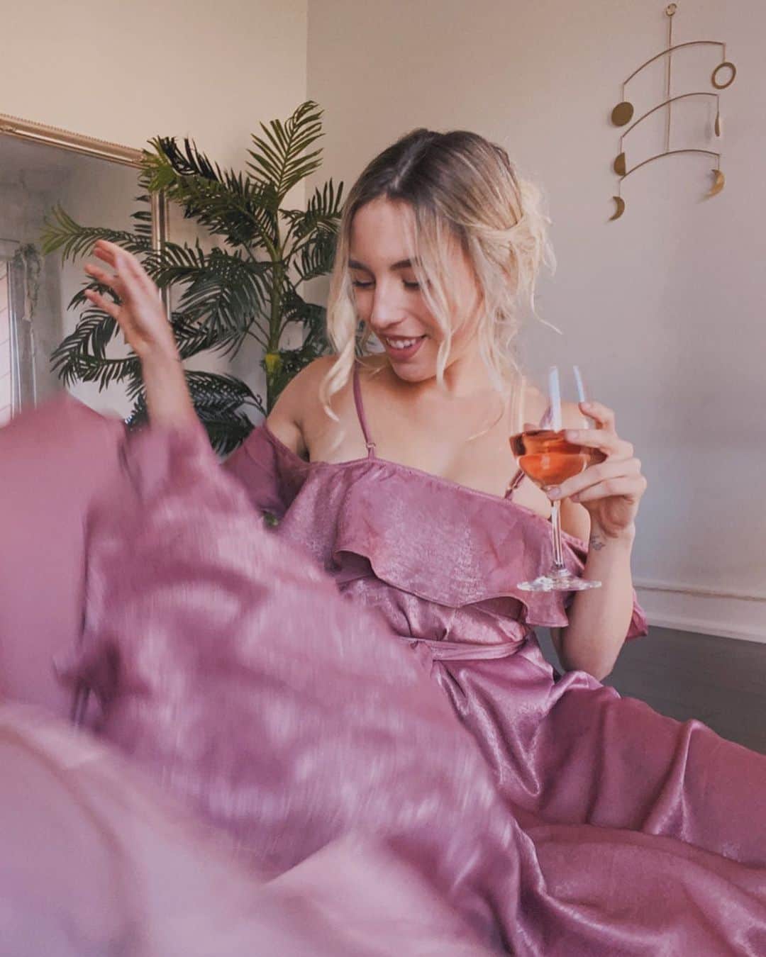 Kalyn Nicholsonのインスタグラム：「tonight I’ma be listening to t swift, sippin’ rosé, wearing a dress I never got to wear out and playing vlog games with you cause mood.  you can send me a virtual truth or dare in my story — I’m vlogging them all night ✨」