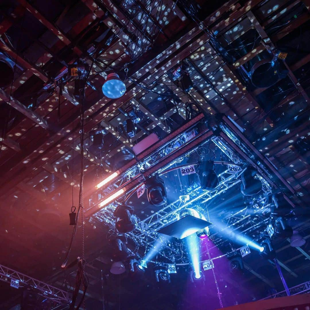 マシュー・リバティークのインスタグラム：「One of the funnest parts of designing a lighting plan with my crew is naming the rigs. We called this The Scoreboard” on Birds of Prey. Directed by @cathyyan .  #cinematography @luxlighting @ilight2000 @8pointgrip #staythefuckhome.」