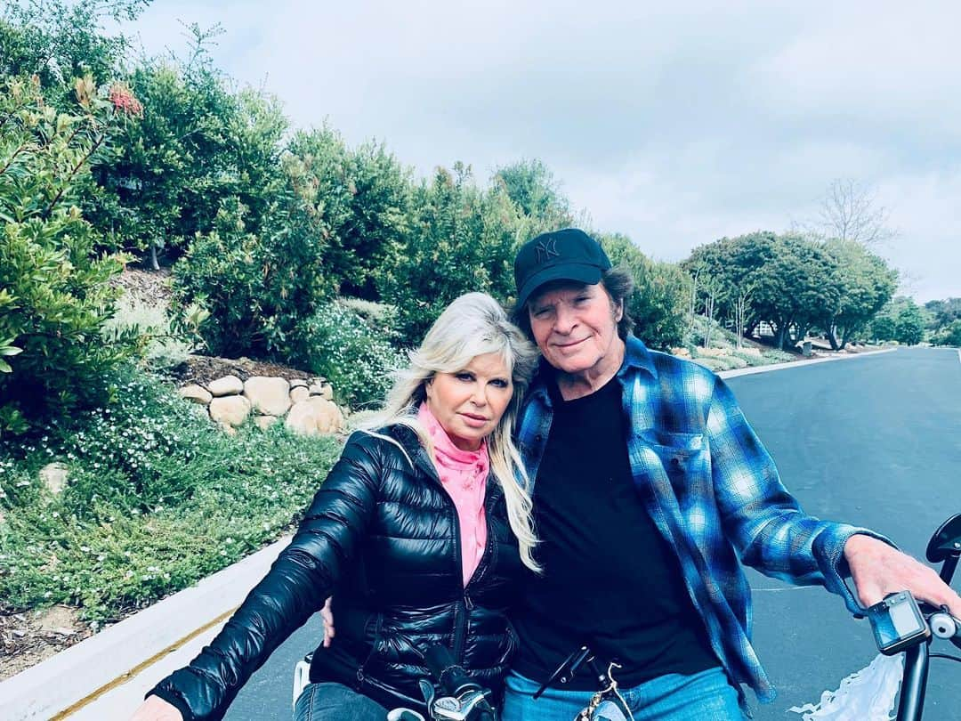 ジョン・フォガティさんのインスタグラム写真 - (ジョン・フォガティInstagram)「Taking a little bike ride with my sweetie this afternoon, on our anniversary. She pulled out her veil she wore on that precious day. Today, I am celebrating the best day of my life. Twenty-nine years ago, I married Julie, the love of my life. I might not get to Heaven, but I walked with the Angels that day! Happy Anniversary, Baby.I love you. -John」4月21日 7時50分 - johnfogerty