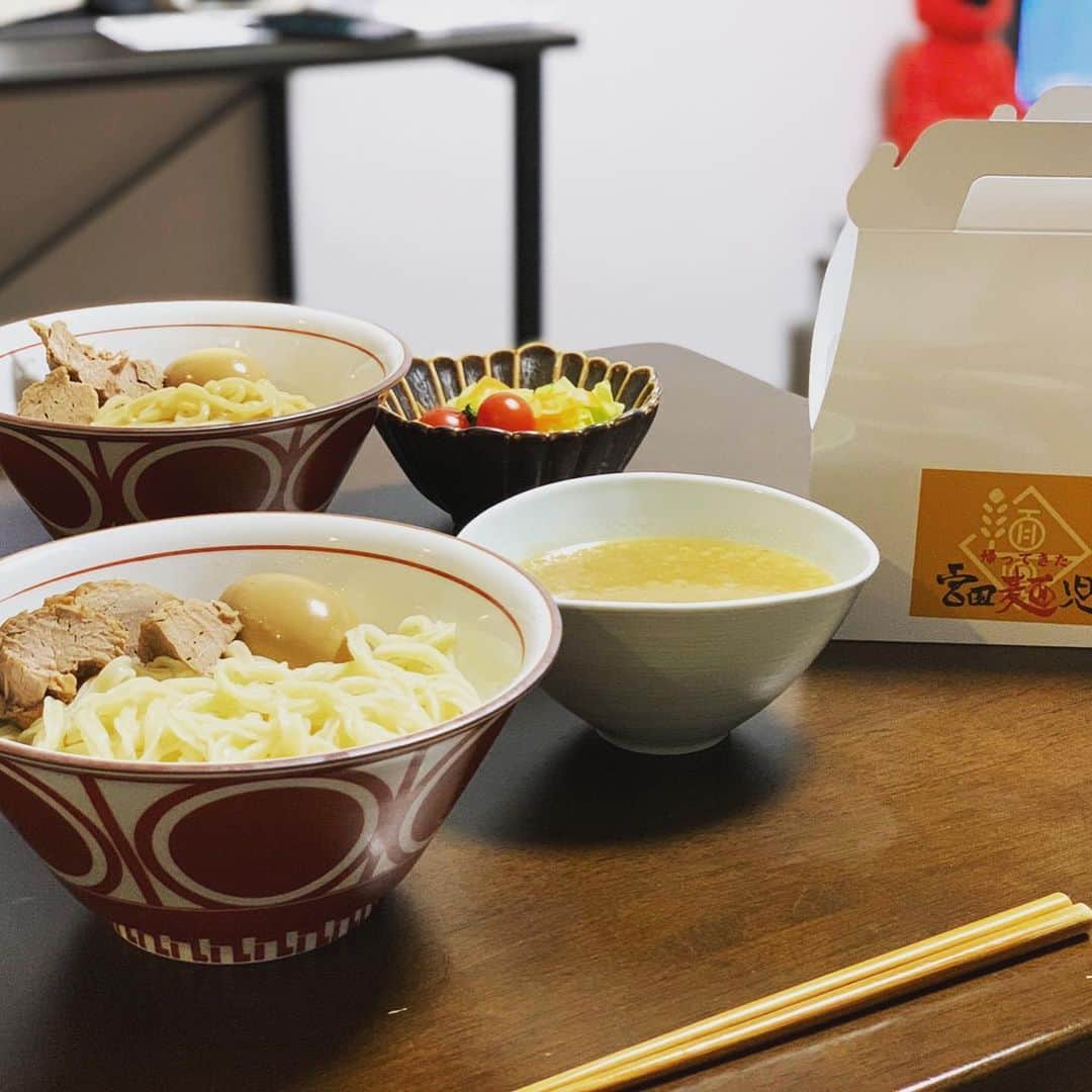 宮田麺児のインスタグラム：「うまンchuスタッフの #麺児アレンジ 最後スープでリゾットつくってるやん 最高  #宮田麺児#アレンジ#つけ麺#テイクアウト#美味#うまンchu」