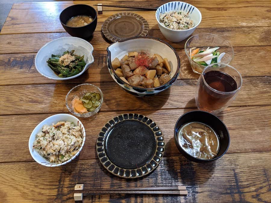 藤田敦子のインスタグラム：「ㅤㅤㅤ 【#blendakitchen 】 いつかのごはん ㅤㅤㅤ ✔︎蒟蒻と里芋の炒め煮 ✔︎ピーマン焼き浸し ✔︎ほぐしたサバの混ぜご飯 ✔︎塩漬けもの ✔︎ぬか漬け ✔︎味噌汁 ㅤㅤㅤ サバご飯好評でした。 干物焼いてほぐし、ご飯を入れ 自家製塩昆布とすこしのごま油、 みやに教わった鮎魚醤で味付け。 青紫蘇も刻んで混ぜた。 先日のうどんのアレンジだね♪」