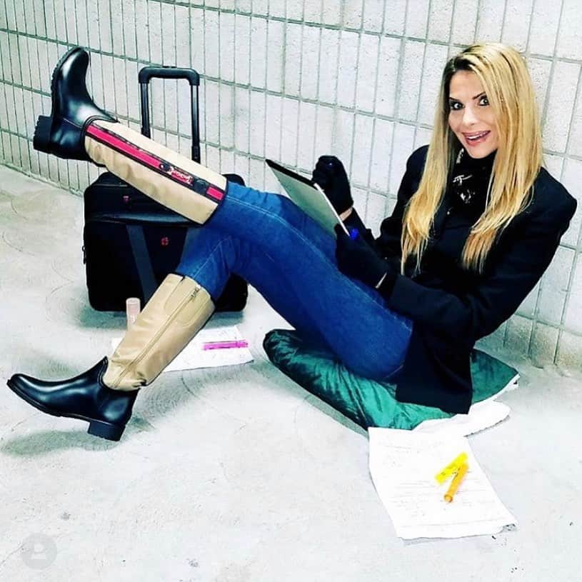 ダブのインスタグラム：「Beautiful journalist and reporter Jennifer Gould in her new dav boots. This style is sold out, but we found just one pair in her size!  #davrainboots #bestrainboots #fashiondesigners #smallbusinessrocks」