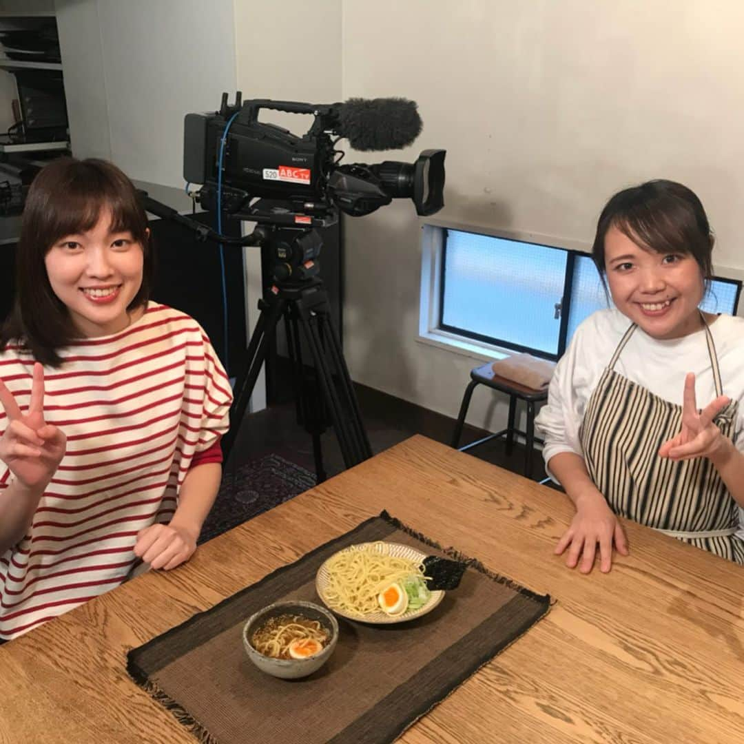 山本ゆりさんのインスタグラム写真 - (山本ゆりInstagram)「【お知らせ】﻿ ﻿ またギリギリで申し訳ないんですが…﻿ ﻿ 今日、4/21(火)の18時台、朝日放送「キャスト」に出演します。めっちゃ御飯時だと思いますが。18時15分以降です！﻿ ﻿ 今の時期、家で篭ると日々のご飯が大変で食費もかかる…ということで、安くてめっちゃ簡単にできるレシピを3品紹介‼️﻿ ﻿ アナウンサーの澤田さんに見守られながら(ソーシャルディスタンスを保ってる若干シュールな映像です)料理してるんで、良かったら観てください。﻿ ﻿ 澤田さんの言葉遣いとか、語彙力とか、若いしほんわかキャピッとしてると思いきやめちゃくちゃ落ち着いた低いトーンでくる感じがめっちゃ好き。﻿ ﻿ また番組HPから感想、今後のリクエスト的なのも送れるので、放送後、もし良かったら送って頂けたらすごく嬉しいです！﻿ ﻿ #レシピ #キャスト﻿ ﻿ あまりに簡単なレシピが多すぎて、とりあえずレンジに入れたら「あ…終わりです…」みたいな、レンジ待ちの多い撮影で面白かったです。﻿ ﻿」4月21日 8時47分 - yamamoto0507