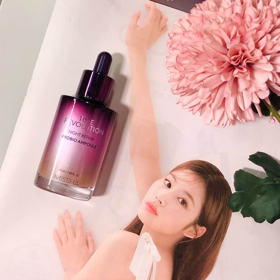 スタイルコリアンさんのインスタグラム写真 - (スタイルコリアンInstagram)「˚✧₊⁎❝᷀ົཽ≀ˍ̮ ❝᷀ົཽ⁎⁺˳✧༚ こんにちは🖐🏻 スタコリのMDグナです💘 ⠀ 今日は韓国コスメ火付け役のブランドミシャ（@missha.official）の【タイム レボリューション ナイト リペア サイエンス アクティベーター アンプル】を紹介したいと思います🙋🏻‍♀️🙌🏻 ⠀ 早速チェックしていきましょう♪ ⠀ エスティーローダーと激似🌸 翌朝ハリツヤ実感美容液♡ 【タイム レボリューション ナイト リペア サイエンス アクティベーター アンプル】 ⠀ 🏆不動の1位アンプル🏆 1000万顧客の選択🥇 より濃密に堅固でなめらかな 肌のキメケアムラサキアンプル #肌のキメケア#肌の弾力 ⠀ 💜健康な肌へ ブルーベリーや紫色の野菜や果物と乳酸菌発酵エキスが外部からの刺激によるダメージ肌を健康的な肌へと導きます。 ⠀ 💜活き活きとした弾力のある肌へ 天然の植物由来のコラーゲンが疲れやすい肌にうるおいを与え、きめ細かくなめらかで弾力のある肌へと導きます。 ⠀ 💜きめ細かくなめらかな肌へ ビタミンC 誘導体をはじめとした7種のマルチビタミン複合体が、つやと透明感ある美しい肌へと導きます。 ⠀ なかなか手放せなくなりそうな紫アンプル 翌朝最強なハリツヤを経験してください😌🌺 ⠀ 今、スタコリでセール開催中なので、 ぜひ‼️チェックしてみてくださいね❤️ ⠀ ----------------- ⠀ ⠀ DMがなかなか返せないので、製品&配送の質問は スタコリサイトのQ&Aからお願いします♡ ⠀ ⠀ 韓国コスメはやっぱり#スタコリ 📢 jp.stylekorean.com 🔍 #MISSHA #ミシャ ✔ #タイムレボリューションナイトリペアサイエンスアクティベーターアンプル ⠀ ----------------- ⠀ ⠀ #韓国コスメ#コスメ#韓国化粧品#化粧品 #韓国美容#コスメ好きさんと繋がりたい #コスメマニア#韓国女子#女子力アップ#リピ買い#kbeauty#cosmetic#韓国好きな人と繋がりたい #コスパ#プチプラ#アンプル#コスパ#エスティーローダー #美肌#ツヤ肌スキンケア#ハリツヤ #美肌になりたい」4月21日 9時19分 - stylekorean_japan