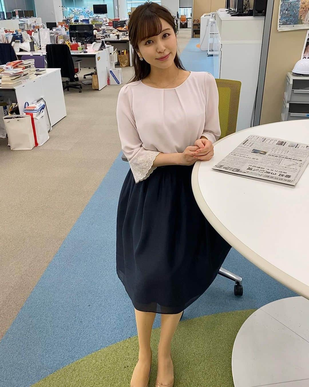 角谷暁子さんのインスタグラム写真 - (角谷暁子Instagram)「今日から金曜までモーサテ担当します。﻿ ﻿ 衣装は﻿ トップス、スカート→ #debutdefiore﻿ ピアス、ネックレス→ #GOGGI でした。﻿ うすいピンクで春な気持ちです。﻿ 袖のレースが可愛かったです🌸」4月21日 9時41分 - kadoya_akiko