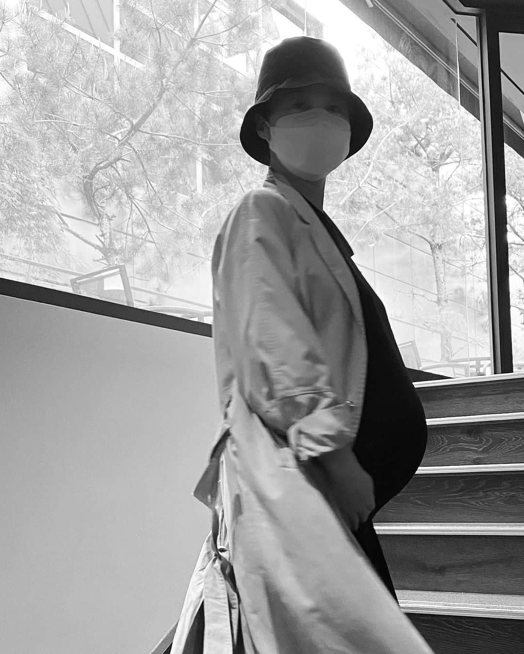 ソ・ヨンヒのインスタグラム：「곧 둘째가 태어납니다🍼 갑자기 찾아온 아기를 위해  초기엔 가족도 모르게 조심조심 중기엔 첫째의 겨울방학 그리고  막달인 지금까지 코로나로 집콕 육아중 모두가 힘든 시기라고 너무 조용했나봐요 곧 만나서 얘기 나눠요^^ #코로나#육아맘#임산부#출산맘 #모두힘내세요」