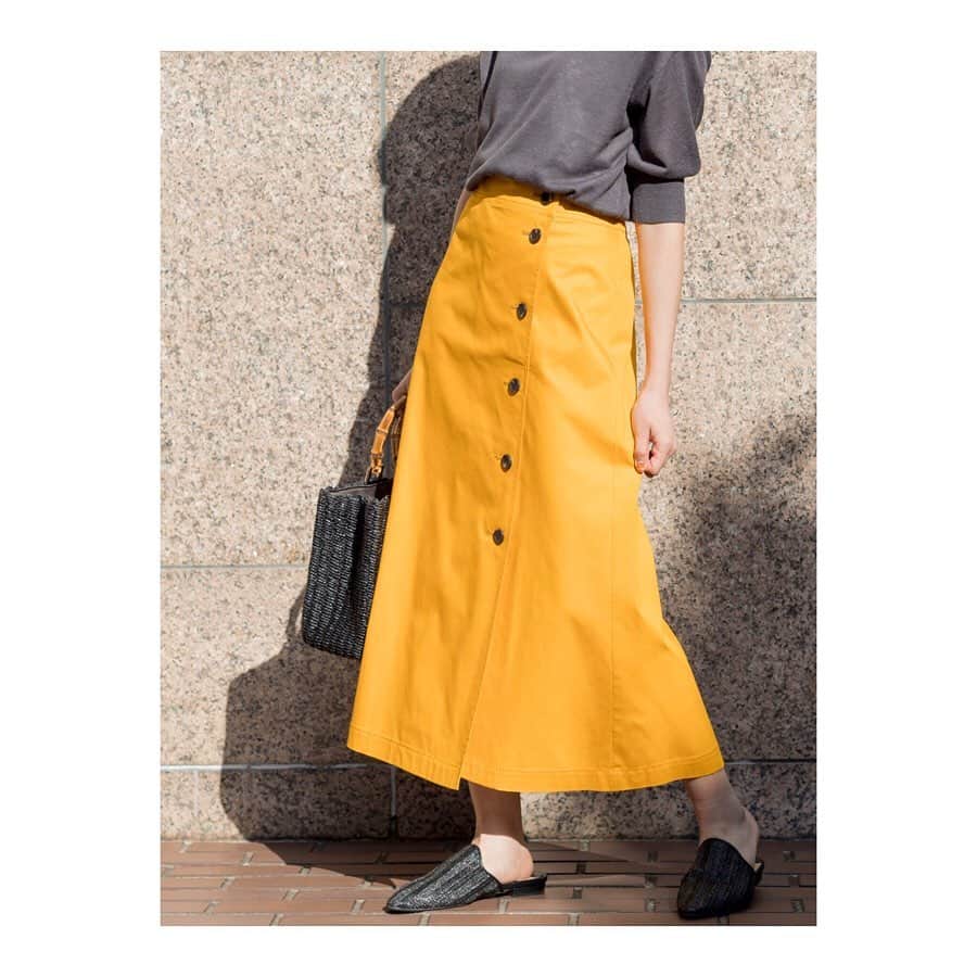 NATURAL BEAUTY BASICさんのインスタグラム写真 - (NATURAL BEAUTY BASICInstagram)「アシメボタンがワンポイントのスカートは、しっかりした素材感で裾が広がっているので足元が綺麗見え♪肌触りの良いラミー混のニットは、ボリューム袖ととろみ感が女性らしい一枚！  #knit 【Color】チャコール/ベージュ/マスタード 【Size】M  #skirt 【Color】イエロー/ベージュ 【Size】XS/S/M  #bag 0181801 ¥7000+tax 【Color】ブラック/ベージュ/ブラウン  #shoes 0185870 ¥5500+tax 【Color】ブラック/ベージュ 【Size】S/M/L  #naturalbeautybasic #NBB #ナチュラルビューティーベーシック #ニット #ボリューム袖 #スカート #アシメ  #バスケットバッグ #スリッパサンダル #春コーデ #チャコール #ベージュ #マスタード #イエロー #ブラウン #ブラック #今日のコーデ #April」4月21日 9時52分 - naturalbeautybasic_official