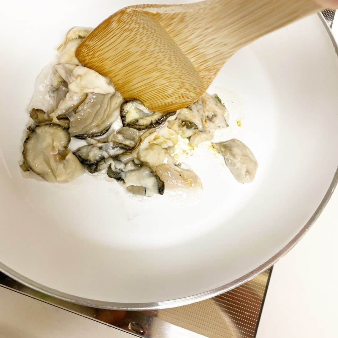 馬場裕之さんのインスタグラム写真 - (馬場裕之Instagram)「牡蠣と海苔の佃煮 海苔全形（正方形で）5枚 加熱用牡蠣100g 酒大さじ2 みりん大さじ2 水150cc大さじ10 醤油小さじ2 ①牡蠣を洗いフライパンへ。牡蠣から水が出るので油はひかずに中火で焼きながら身を崩す。 ②酒、みりん、水を入れ海苔はある程度細かくちぎって入れる。 ③水分が無くなるまで海苔をほぐしながら中弱火で混ぜる。焦げない様に注意して下さい。 ④水分がある程度無くなってきたら（海苔の佃煮の感じ）火を止めて、醤油を入れて良く混ぜれば完成です。 熱々のご飯と一緒にどうぞ。 甘めがお好みの方は砂糖やみりん倍量入れてみて下さい。 料理酒を使うと塩分が入っていますので、醤油を調整して下さいね。 岡山県の寄島からとても美味しい牡蠣を送ってもらったので作ってみました。 余ってる海苔があれば是非。 #おうち時間  #おうちごはん  #寄島牡蠣  #寄島  #寄島三宅水産 #吉本自宅劇場  #馬場ごはん」4月21日 9時53分 - hiro88
