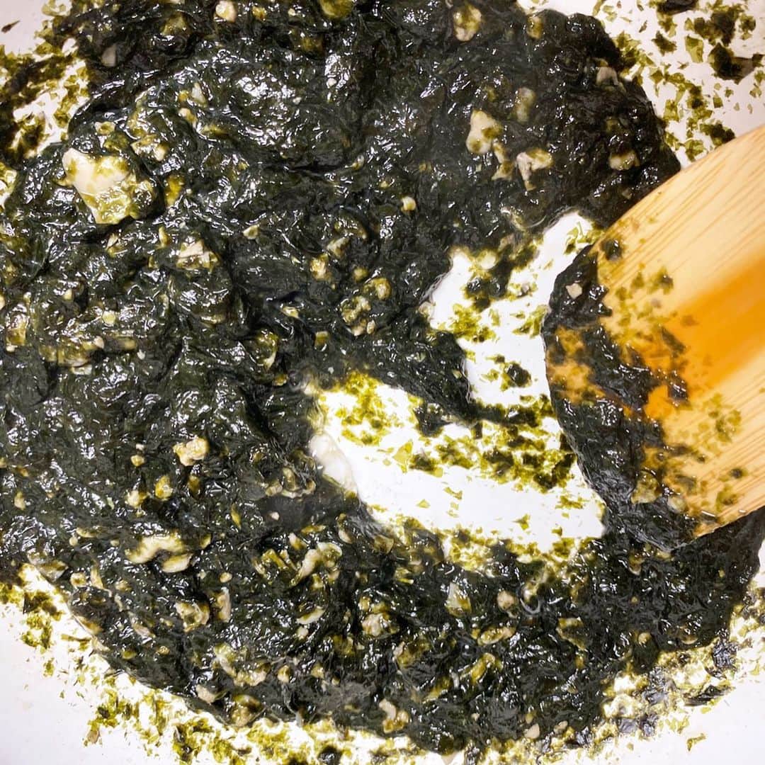 馬場裕之さんのインスタグラム写真 - (馬場裕之Instagram)「牡蠣と海苔の佃煮 海苔全形（正方形で）5枚 加熱用牡蠣100g 酒大さじ2 みりん大さじ2 水150cc大さじ10 醤油小さじ2 ①牡蠣を洗いフライパンへ。牡蠣から水が出るので油はひかずに中火で焼きながら身を崩す。 ②酒、みりん、水を入れ海苔はある程度細かくちぎって入れる。 ③水分が無くなるまで海苔をほぐしながら中弱火で混ぜる。焦げない様に注意して下さい。 ④水分がある程度無くなってきたら（海苔の佃煮の感じ）火を止めて、醤油を入れて良く混ぜれば完成です。 熱々のご飯と一緒にどうぞ。 甘めがお好みの方は砂糖やみりん倍量入れてみて下さい。 料理酒を使うと塩分が入っていますので、醤油を調整して下さいね。 岡山県の寄島からとても美味しい牡蠣を送ってもらったので作ってみました。 余ってる海苔があれば是非。 #おうち時間  #おうちごはん  #寄島牡蠣  #寄島  #寄島三宅水産 #吉本自宅劇場  #馬場ごはん」4月21日 9時53分 - hiro88