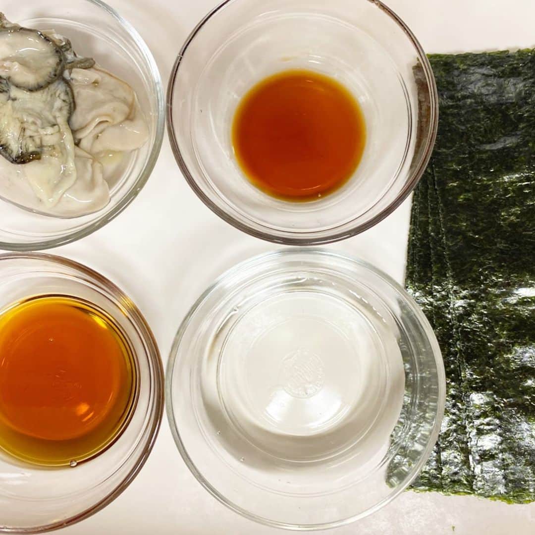 馬場裕之さんのインスタグラム写真 - (馬場裕之Instagram)「牡蠣と海苔の佃煮 海苔全形（正方形で）5枚 加熱用牡蠣100g 酒大さじ2 みりん大さじ2 水150cc大さじ10 醤油小さじ2 ①牡蠣を洗いフライパンへ。牡蠣から水が出るので油はひかずに中火で焼きながら身を崩す。 ②酒、みりん、水を入れ海苔はある程度細かくちぎって入れる。 ③水分が無くなるまで海苔をほぐしながら中弱火で混ぜる。焦げない様に注意して下さい。 ④水分がある程度無くなってきたら（海苔の佃煮の感じ）火を止めて、醤油を入れて良く混ぜれば完成です。 熱々のご飯と一緒にどうぞ。 甘めがお好みの方は砂糖やみりん倍量入れてみて下さい。 料理酒を使うと塩分が入っていますので、醤油を調整して下さいね。 岡山県の寄島からとても美味しい牡蠣を送ってもらったので作ってみました。 余ってる海苔があれば是非。 #おうち時間  #おうちごはん  #寄島牡蠣  #寄島  #寄島三宅水産 #吉本自宅劇場  #馬場ごはん」4月21日 9時53分 - hiro88