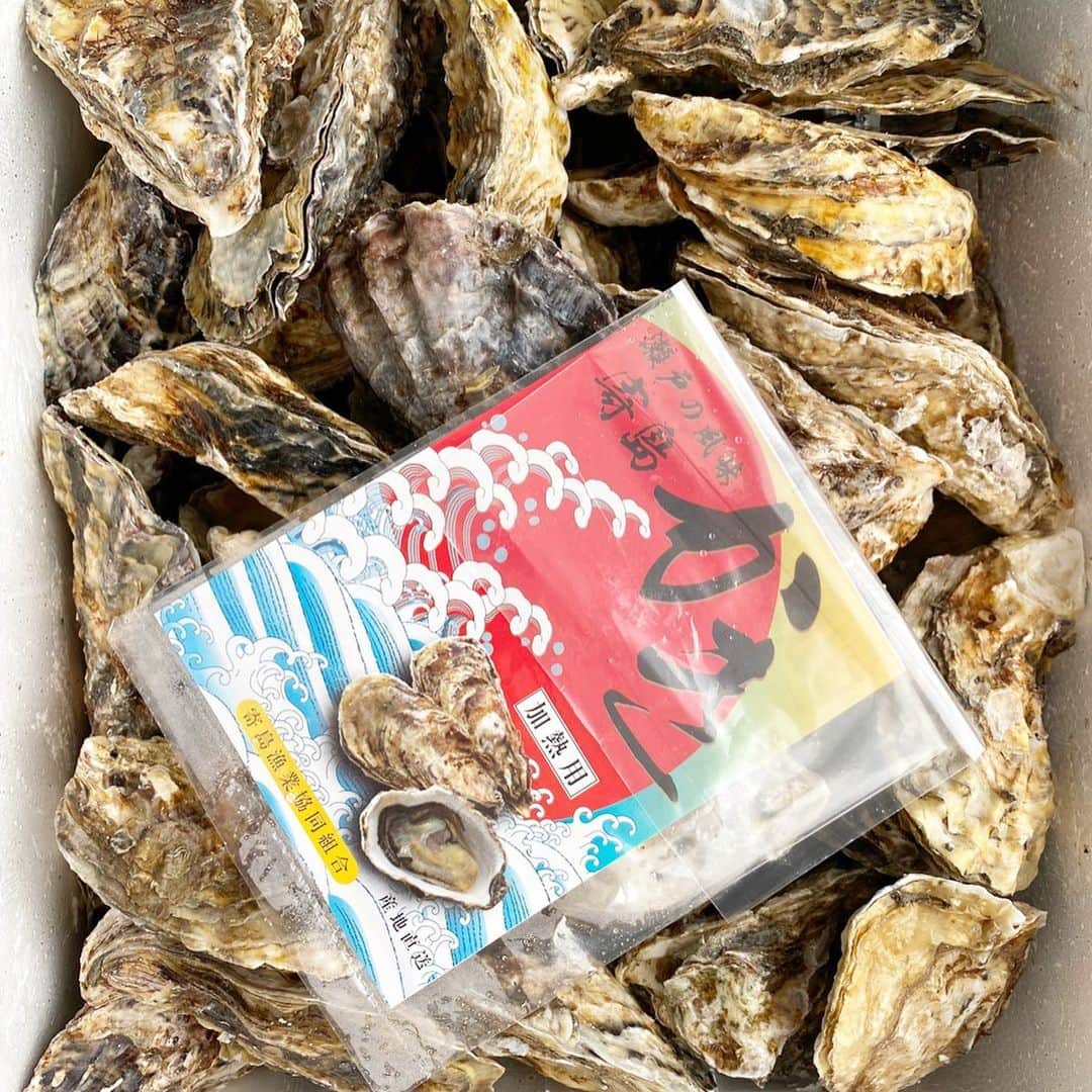 馬場裕之さんのインスタグラム写真 - (馬場裕之Instagram)「牡蠣と海苔の佃煮 海苔全形（正方形で）5枚 加熱用牡蠣100g 酒大さじ2 みりん大さじ2 水150cc大さじ10 醤油小さじ2 ①牡蠣を洗いフライパンへ。牡蠣から水が出るので油はひかずに中火で焼きながら身を崩す。 ②酒、みりん、水を入れ海苔はある程度細かくちぎって入れる。 ③水分が無くなるまで海苔をほぐしながら中弱火で混ぜる。焦げない様に注意して下さい。 ④水分がある程度無くなってきたら（海苔の佃煮の感じ）火を止めて、醤油を入れて良く混ぜれば完成です。 熱々のご飯と一緒にどうぞ。 甘めがお好みの方は砂糖やみりん倍量入れてみて下さい。 料理酒を使うと塩分が入っていますので、醤油を調整して下さいね。 岡山県の寄島からとても美味しい牡蠣を送ってもらったので作ってみました。 余ってる海苔があれば是非。 #おうち時間  #おうちごはん  #寄島牡蠣  #寄島  #寄島三宅水産 #吉本自宅劇場  #馬場ごはん」4月21日 9時53分 - hiro88