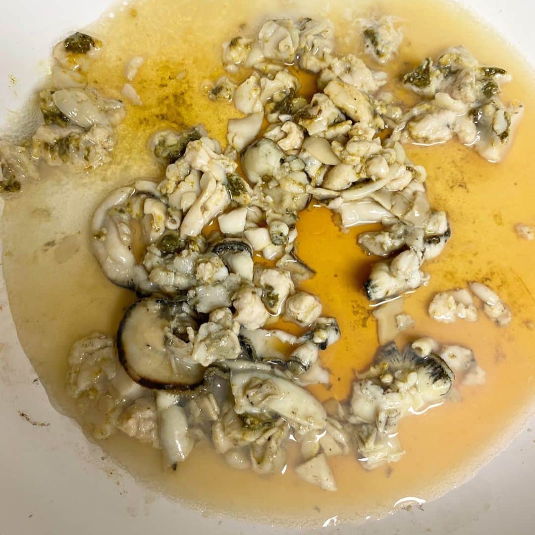 馬場裕之さんのインスタグラム写真 - (馬場裕之Instagram)「牡蠣と海苔の佃煮 海苔全形（正方形で）5枚 加熱用牡蠣100g 酒大さじ2 みりん大さじ2 水150cc大さじ10 醤油小さじ2 ①牡蠣を洗いフライパンへ。牡蠣から水が出るので油はひかずに中火で焼きながら身を崩す。 ②酒、みりん、水を入れ海苔はある程度細かくちぎって入れる。 ③水分が無くなるまで海苔をほぐしながら中弱火で混ぜる。焦げない様に注意して下さい。 ④水分がある程度無くなってきたら（海苔の佃煮の感じ）火を止めて、醤油を入れて良く混ぜれば完成です。 熱々のご飯と一緒にどうぞ。 甘めがお好みの方は砂糖やみりん倍量入れてみて下さい。 料理酒を使うと塩分が入っていますので、醤油を調整して下さいね。 岡山県の寄島からとても美味しい牡蠣を送ってもらったので作ってみました。 余ってる海苔があれば是非。 #おうち時間  #おうちごはん  #寄島牡蠣  #寄島  #寄島三宅水産 #吉本自宅劇場  #馬場ごはん」4月21日 9時53分 - hiro88