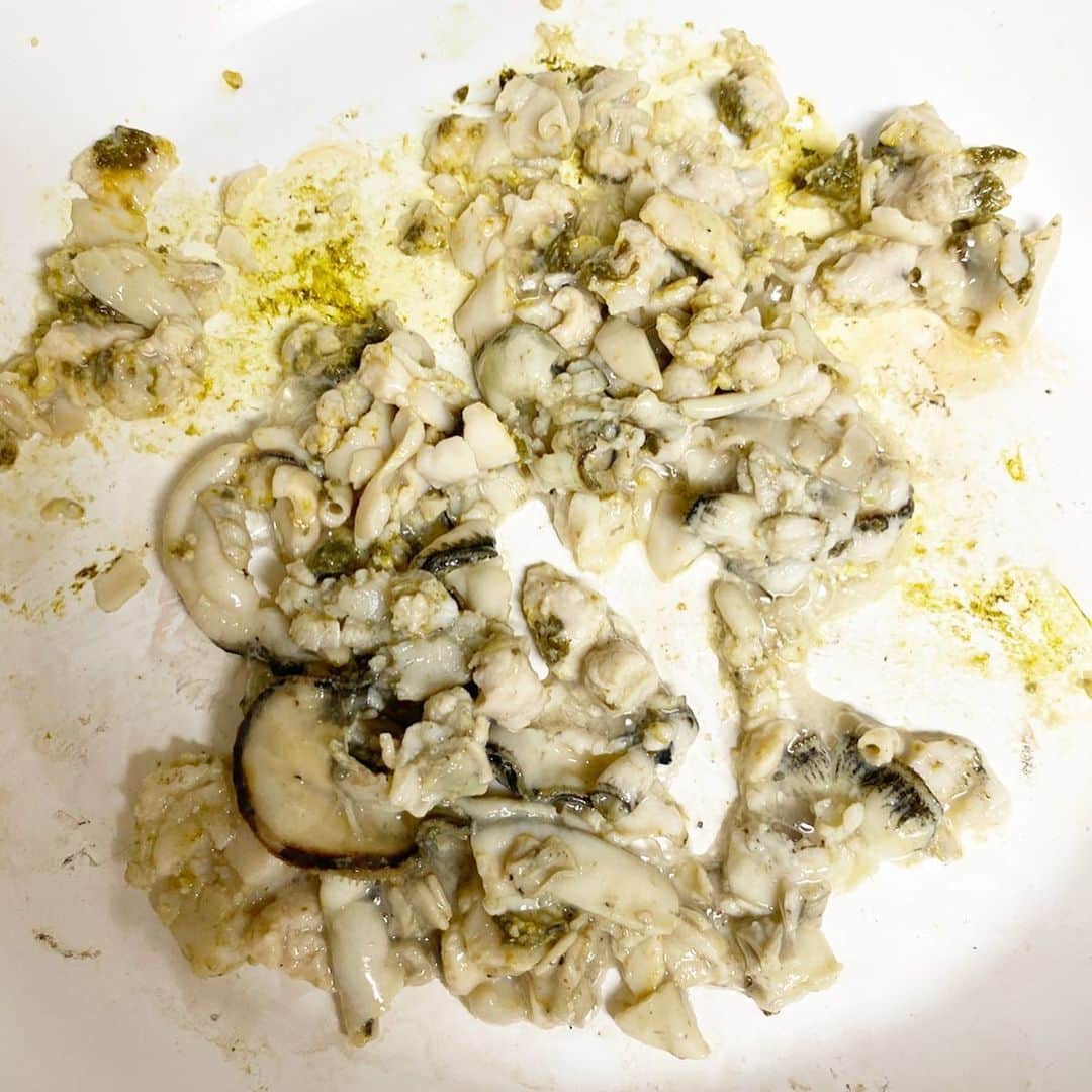 馬場裕之さんのインスタグラム写真 - (馬場裕之Instagram)「牡蠣と海苔の佃煮 海苔全形（正方形で）5枚 加熱用牡蠣100g 酒大さじ2 みりん大さじ2 水150cc大さじ10 醤油小さじ2 ①牡蠣を洗いフライパンへ。牡蠣から水が出るので油はひかずに中火で焼きながら身を崩す。 ②酒、みりん、水を入れ海苔はある程度細かくちぎって入れる。 ③水分が無くなるまで海苔をほぐしながら中弱火で混ぜる。焦げない様に注意して下さい。 ④水分がある程度無くなってきたら（海苔の佃煮の感じ）火を止めて、醤油を入れて良く混ぜれば完成です。 熱々のご飯と一緒にどうぞ。 甘めがお好みの方は砂糖やみりん倍量入れてみて下さい。 料理酒を使うと塩分が入っていますので、醤油を調整して下さいね。 岡山県の寄島からとても美味しい牡蠣を送ってもらったので作ってみました。 余ってる海苔があれば是非。 #おうち時間  #おうちごはん  #寄島牡蠣  #寄島  #寄島三宅水産 #吉本自宅劇場  #馬場ごはん」4月21日 9時53分 - hiro88