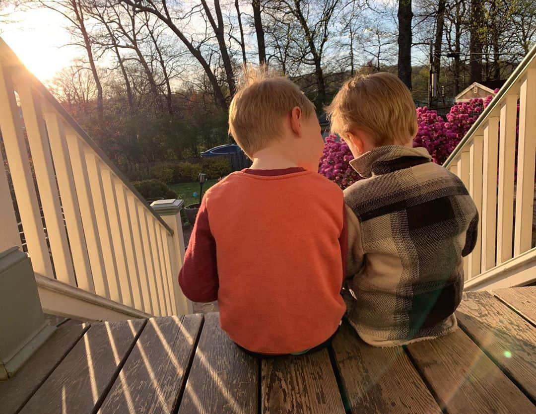 タラ・リンのインスタグラム：「Sunset today 💙💙 The spaces on either side were intended for me. I told them I’d need a little more room and Finlay lovingly informed me “Mom, you have a really big butt.” Bum. It’s BUM Finlay. And you’re right. It’s pretty big.」