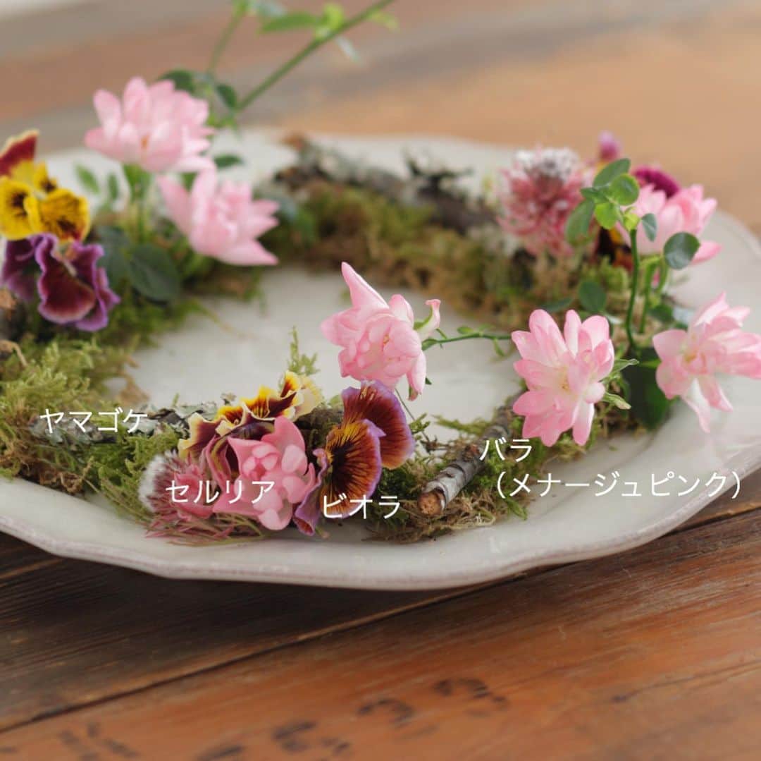 雑誌『花時間』さんのインスタグラム写真 - (雑誌『花時間』Instagram)「おはようございます。﻿ ﻿ おうち時間は、皆さんどうしていますか？﻿ ﻿ お皿の上に野原を作ってみませんか？﻿ ﻿ ポイントは、なるべくちっこい花だけ集めること。﻿ ﻿ お皿に小枝と水を含ませたコケをのせて、リースベースを作ったら、そこにお花を挿していくだけ。﻿ ﻿ スポンジのベースがなくても、できちゃうカンタンリースでーす♬﻿ ﻿ でね、ピンクの小さなお花は、こう見えてもバラなんです。尖った花びらも愛らしいレンゲ咲き。﻿ ﻿ 鉢もので出回るミニチュアバラを利用してもよいでしょうね。育てながら、ときどきはチョッキン✂️して遊べる、おうち時間の頼もしい相棒。﻿ ﻿ 私もミニチュアバラのレンゲローズを買ってきて、育てていまーす！﻿ ﻿ では、本日も元気smile🙂🙂🙂で頑張りましょう！ by ピーターパン  花 @minietmaxi  写真 @落合里美  #flowers #flowerslovers #flowerstagram #flowerarrangement  #花時間 #花時間2020 #花好き #花藝 #花好きな人と繋がりたい #花が好きな人と繋がりたい #花のある生活 #花のある暮らし #花を飾る #花を飾る生活  #ミニバラ🌹 #ミニチュアローズ  #ピンクのバラが好き #テーブルに花を  #プレートアレンジ  #ビオラ好き  #botanicallife  #花屋さんへ行こう」4月21日 9時56分 - hanajikan_magazine