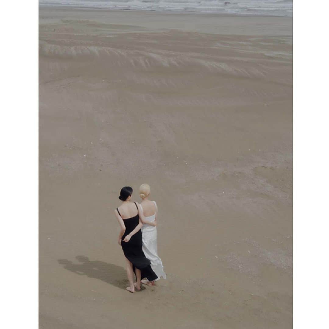 佐川理佳のインスタグラム：「@_katojun_ × @ravijour_official  前回も大好評だった順子ちゃんのコラボタンクがリニューアル 背中の開きが美しい♡ 順子ちゃんは本当にセンスが良くて、色々勉強させてもらってます♡ 極寒強風の海での撮影でしたが、2人とも素晴らしかった！」