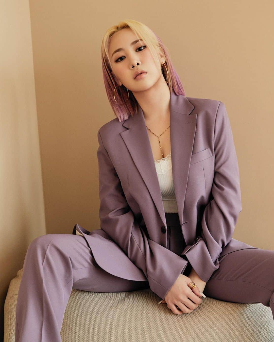 パク・ジミン のインスタグラム：「안녕하세요 제이미 입니다!  저의 새로운 가족 워너 뮤직 코리아와 @warnermusickorea  함께 하게 되었습니다! 지난 8년동안 박지민이라는 이름으로 저를 기억해주신 그리고 응원해주신 모든 분들에게 감사합니다! 제이미라는 이름으로 새로운 시작을 하려해요, 더 진솔한 음악 ,그리고 들려드리고 싶었던 이야기 앞으로 제이미로 잘 부탁 드립니다!🖤🙏🏻 I’m happy to announce that I’m starting  another chapter of my career with Warner music Korea @warnermusickorea As Jamie.  It’s a new start for me and I’m so excited !! Baby J’s where u at!!」