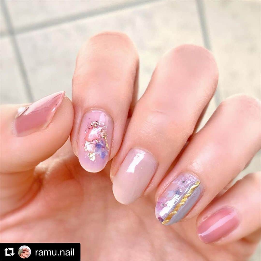 のインスタグラム：「@ramu.nail さん PLANET NAIL Basic Line 2020年春の新色 PLB27 #銀河の遊歩道 を使用したネイルアレンジのご紹介ありがとうございます💅 ・ #Repost @ramu.nail with @get_repost ・・・ 色んなポリを使ったネイル🍀 親指、パラドゥのノーブルフランボワーズ 人差し指、デュカートのミルキーライラックを2度塗りしてからのアディクションのstrawberry moon 中指、GNマニキュアのTOE 薬指、半分GMマニキュアのPRIMA、半分しずくネイルシール 小指は、パラドゥのノーブルフランボワーズ  使用ポリ ♡デュカート　ミルキーライラック ♡パラドゥ　ノーブルフランボワーズ ♡アディクション　strawberry moon ♡GNマニキュア TOE ♡GNマニキュア PRIMA ♡プラネットネイル　銀河の遊歩道 . . おうち時間みなさんはどうお過ごしでしょうか。。？ ウチは幼稚園が無いもんだから、毎日のように公園で、正直疲れます😂 . . @yokubari_dietgram さんの#オンラインお花見ネイル　に参加させていただきます❤️ . #セルフネイル　#ネイル　#ショートネイル　#しずくネイルシール　#パラドゥ　#アディクションネイル #プラネットネイル　#gnマニキュア　#おうちjumii #オンラインお花見ネイル」