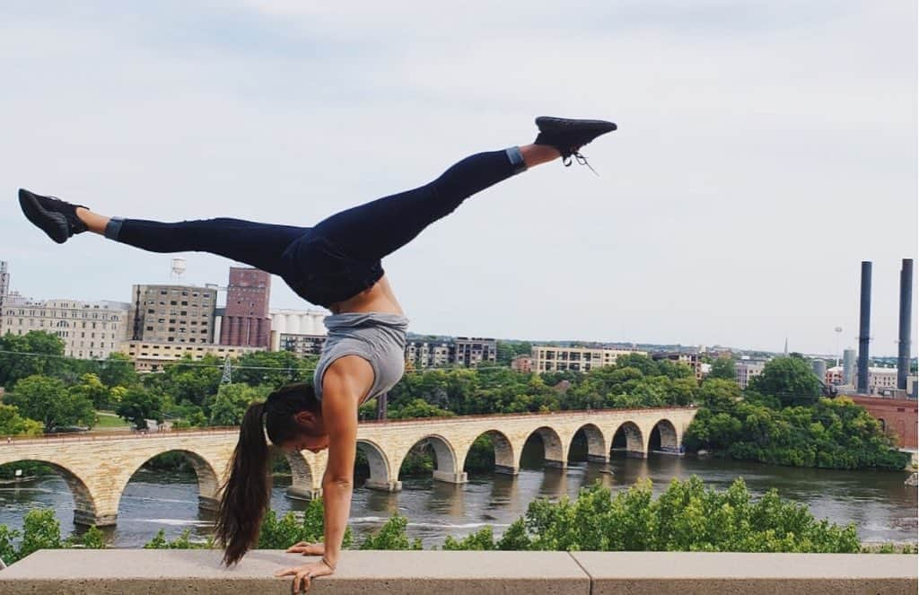 五十川舞香のインスタグラム：「This is how to rip your jeans! . . . . . #handstand#cirque#circus#calisthenics#handbalance#yoga#inversion」