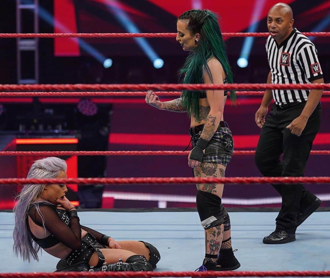 WWEさんのインスタグラム写真 - (WWEInstagram)「Tonight @yaonlylivvonce proved once and for all that @rubyriottwwe does NOT own her! #WWERaw」4月21日 10時47分 - wwe