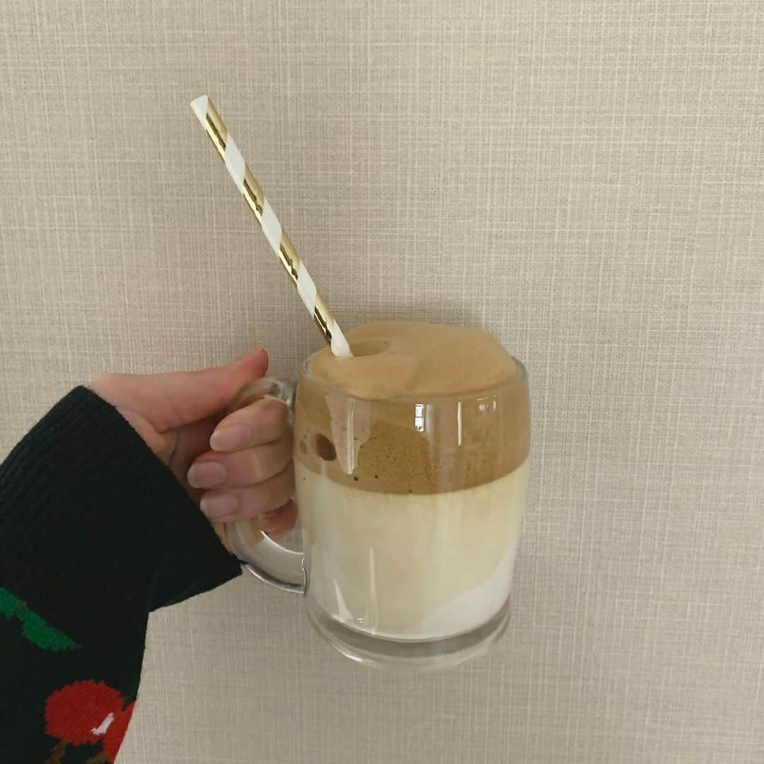 白井杏奈のインスタグラム：「・ ダルゴナコーヒー作った🤍🤍 流行ってるよね最近😏 #ダルゴナコーヒー #enjoyhome」