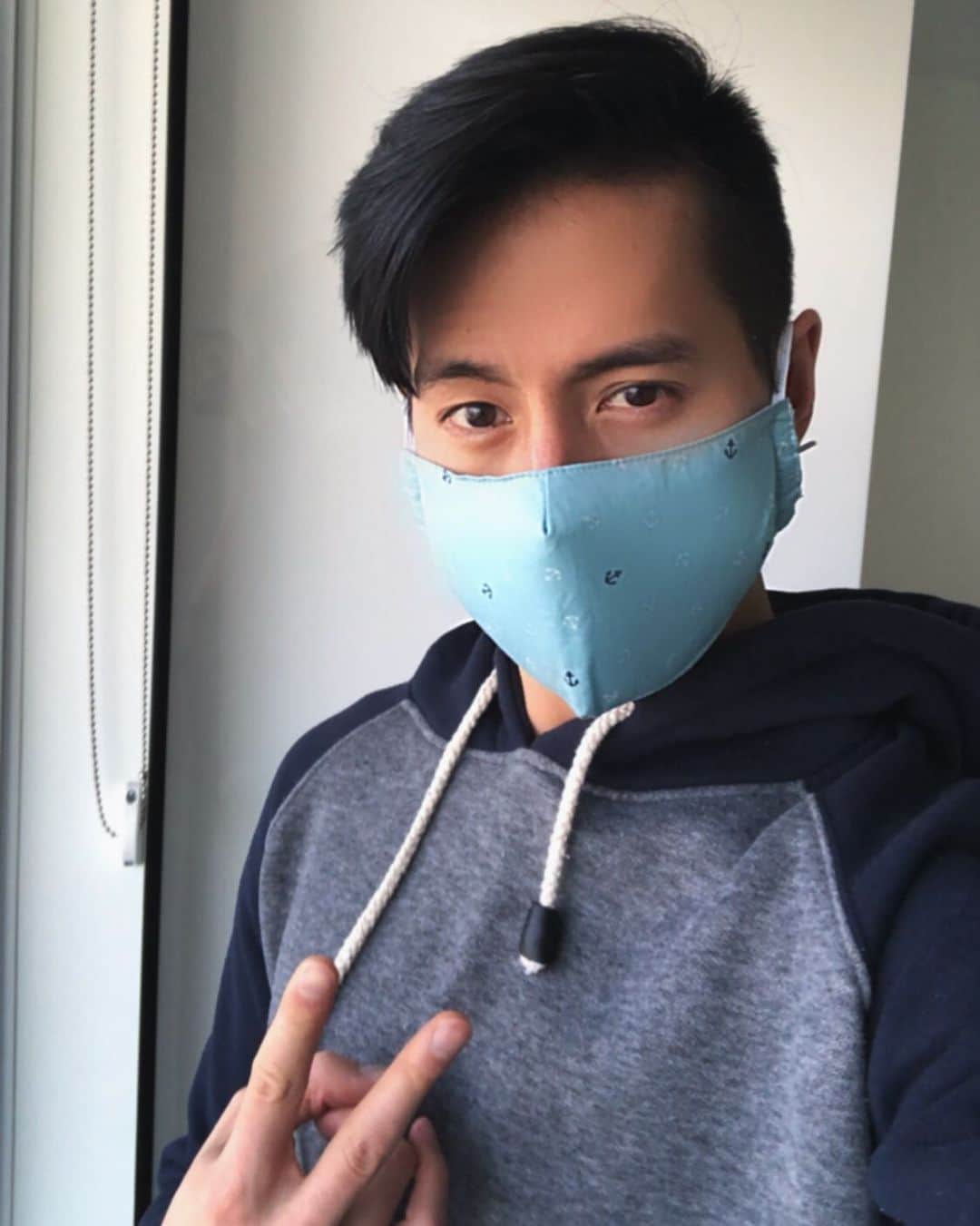 のインスタグラム：「Thank you for the custom mask @3vo1. Love the little anchors ⚓  If you're going to wear a mask, trying to find a friend who can make you one or making one yourself is a more sustainable and better option for the environment. The world is already going to shit, lets not speed up the process even further with all these disposable one-time use masks.  Hope everyone is staying safe and sane during these tough times and a huge shout out to our essential service workers out there. 🙌  #StayHealthy #StayHome #MaskFashion」