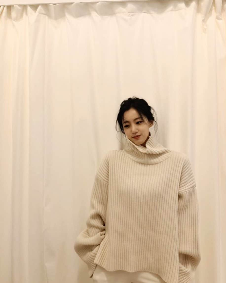 ハム・ウンジョンのインスタグラム：「⠀ EUNJUNG LUCKY COLOR STUDIOが 本日の14時が締め切りです😭 ご応募がまだの方、お急ぎください❤️ 詳しくはオフィシャルサイトへ https://bit.ly/34TFSqd ⠀ ‪#ウンジョン #은정 #EunJung‬」