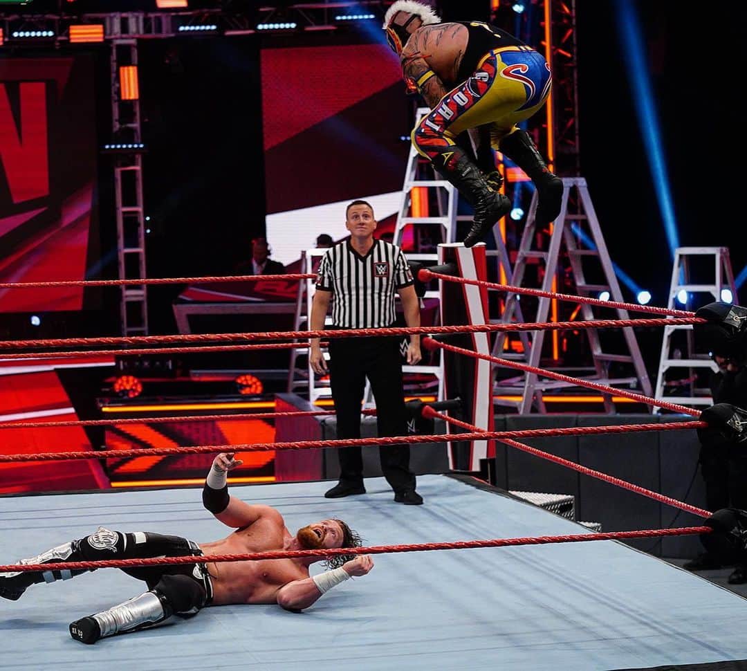 WWEさんのインスタグラム写真 - (WWEInstagram)「@619iamlucha hits @wwe_murphy with an amazing #FrogSplash and moves on to #MITB!  This “old man” has still got it 💪! #WWERaw」4月21日 11時04分 - wwe