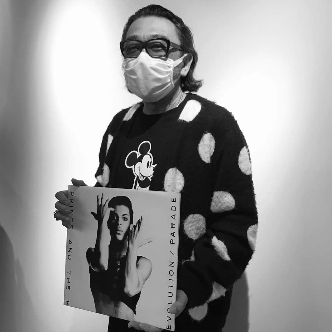 のインスタグラム：「#今日の1枚  #princeandtherevolution  #parade  #今日のコーディネート  #cardigan#supreme #tshirt #takahiromiyashitathesoloist  #blackdenim #auralee #shoes #mainlandboots #eyeglasses  #白山眼鏡 #thestylistjapan  #mensfashion #vinylcollection」
