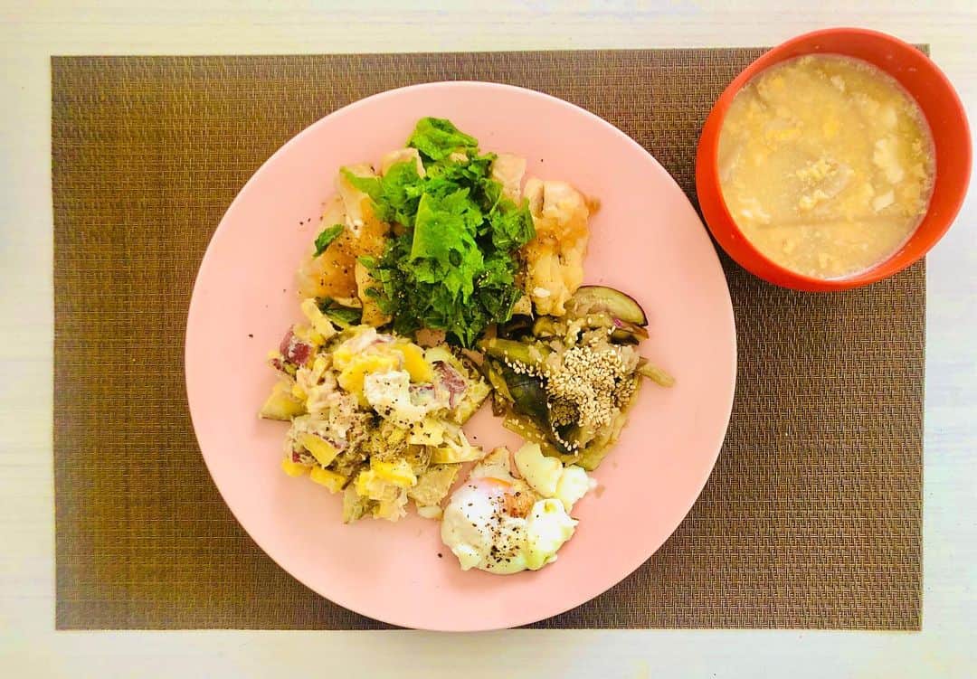 まりゑさんのインスタグラム写真 - (まりゑInstagram)「#まりゑ飯 鳥の胸肉を丸っといただき、満腹満足💡玉ねぎポン酢と大葉で頂きました🐓 茄子の煮浸し🍆さんも。 ゆで卵作ろうとしたら、前のめりで早すぎたのでポーチドエッグ的な目玉焼き🍳にw 今日も最高の一日を✨  #料理 #ワンプレート #ワンプレートごはん  #お皿は #ryotaaokipottery」4月21日 11時10分 - manmarumarie