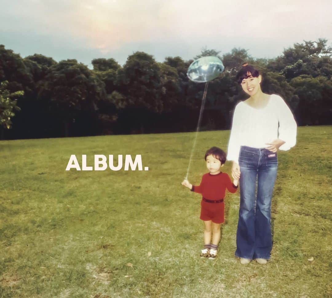 のインスタグラム：「いよいよ発売となる僕の2ndソロアルバム、その名も「ALBUM.」です。ジャケットはご覧の通り👆。1978年に撮影された若かりし日の母と、僕です。撮ったのはそう、親父です。ジャケット秘話については最近受けたインタビュー等で語っておりますので是非そちらを😉前作から一年半、最大限に集中し、楽しみつつベストな楽曲達を作曲、レコーディング出来たと自負しております。こんなご時世ではありますが、少しでもワクワクする時間を味わってもらえたら...そう願ってます！ではアルバムよ、みんなの元へ行っておいでー！！😄👋 #和田唱 #和田唱ALBUM #2ndソロアルバム」