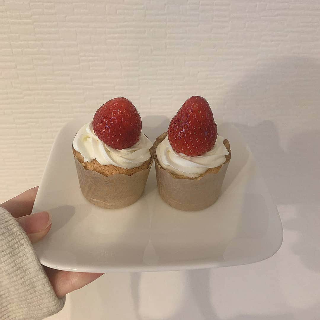 檜山奈南果のインスタグラム：「. . おうち時間〜🧁 休みの日何してますか〜？ .  #instalike#instagood#l4l #カップケーキ」