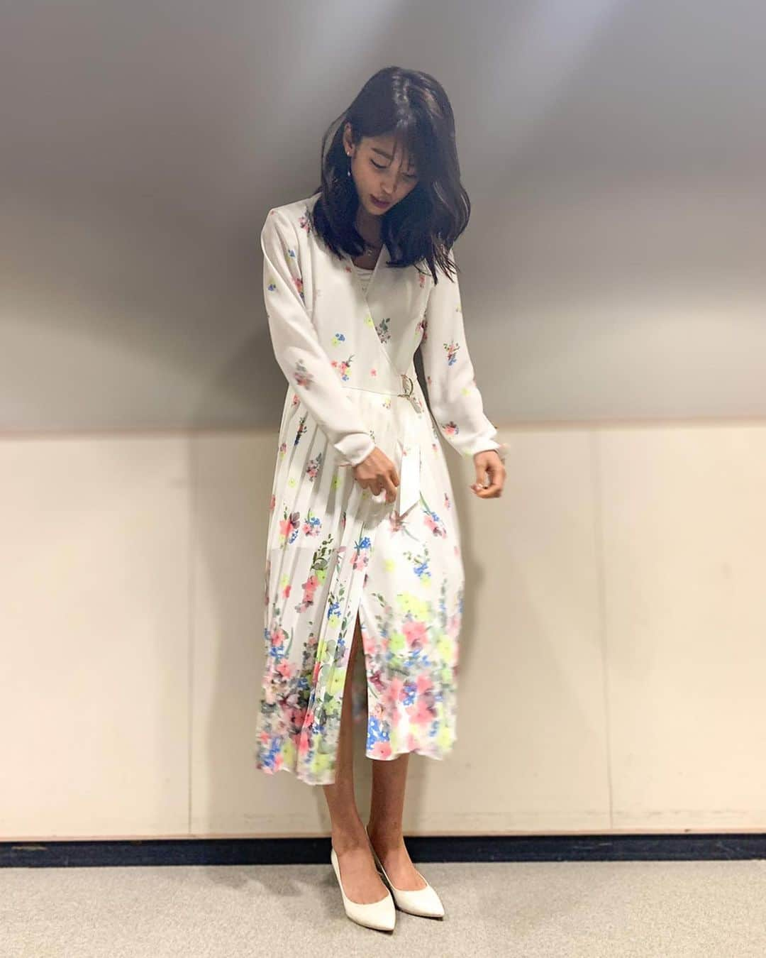 岡副麻希さんのインスタグラム写真 - (岡副麻希Instagram)「🍒﻿ 今夜【#クイズ！オンリー１】#TBS 系列﻿（19時〜） #漢字クイズ 部門で参戦しています🎓(^-^)﻿ ﻿ たっくさんシナプス使いました‼︎﻿ ﻿ 最近おうち時間が長くなって、﻿ 何かに集中する時間がほしくて﻿ 気分で昔の参考書引っ張ってきて﻿ （ほぼ忘れてて驚きながらも笑） 問題解いたりもしてます🤗📔﻿ ﻿ 身体を動かすこともだけど﻿ 頭を動かすこともスッキリするなぁと🤤🤍﻿ ﻿ テレビの前で一緒に考えてみて下さい💞﻿ #オンリーワン#目指して#えいえいおー！﻿ ﻿ 衣装#tedbaker﻿ とても軽くて柔らかい生地で﻿ 飛べそうでした✨✨🌿﻿ 👠#diana﻿ ﻿ ３枚めの#キョンシー 感😈💜😂 #おうち時間#stayhome」4月21日 11時35分 - maki_okazoe_official