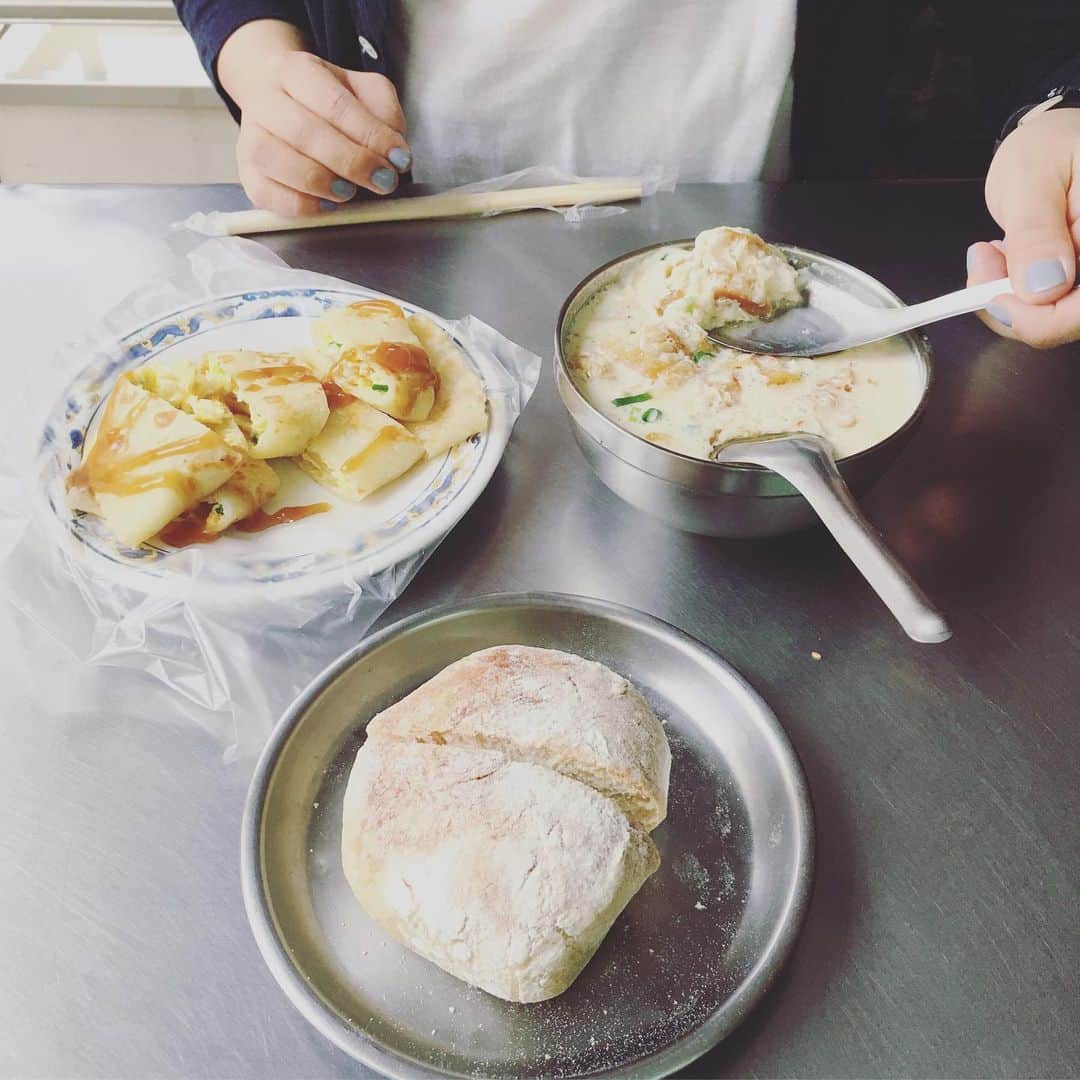 小堀紀代美さんのインスタグラム写真 - (小堀紀代美Instagram)「今朝は、台湾風豆乳スープを。 鹹豆漿　〜シェントウジャン〜  台湾に旅するようになって、大好きになったこのスープ。行くと必ず朝ごはんに食べにいきます。  お店では、ボウルに"ほいほいっ"と、数品の食材や調味料をいれて、熱々の豆乳をジャーって注いでくれます。  一つ一つの材料を食べる度に用意するのは、ちょっとめんどうです。でも、スープの素を作っておくと、温めた豆乳を注ぐだけ！とっても簡単にできます。  そして、このスープの素が万能選手！ごはんのお供に、冷奴にのせて、、、。この素と卵とねぎだけで作るチャーハンもサイコーです。  台湾のあちこちのお店を食べ歩くと、お店によってさまざまな特徴がありますが、私なりのおいしいスープの素をお伝えしたいと思います。（優しい味、でも旨みもあ感じられるように）  今日、YouTubeにアップ予定です（予定😆　これから撮影するの。少し陽がでてきたら）  #likelikekitchen  #likelikekitchen_cookingclass_athome  #coboチャンネル  良かったら、台湾の思い出の旅模様、めくってみてください。 #coboおうちごはん  #cobo旅 #cobo旅taiwan  また穏やかな気持ちで旅に出れる日が早くきますように☆」4月21日 11時43分 - likelikekitchen