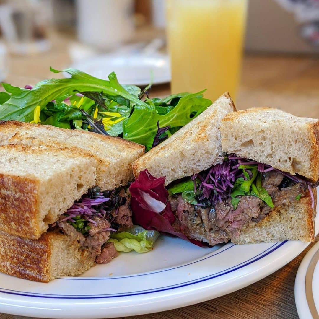 大見さなえさんのインスタグラム写真 - (大見さなえInstagram)「自家製ローストビーフのサンドイッチ😋🥪テイクアウトあり🥡﻿ 恵比寿『Happy Hour』﻿ ﻿ 2020年3月3日オープン✨﻿ バーガーマニアやday and nightの会社のサラダ屋さん🥗﻿ ﻿ この時は外出自粛前訪問！ペット可でつばきも一緒に🐶﻿ ﻿ サラダやパン、コーヒー、ワインも自家製にこだわってるそう🥺﻿ たっぷりのお野菜とローストビーフでボリューミー(*´꒳`*)🥪﻿ ﻿ 古民家をリノベーションして出来た開放感あるお店✨﻿ 友達とランチやカフェ時間に使いたい☺️﻿ ﻿ #happyhour #サンドイッチ #サンドウィッチ﻿ #パン #ペット可カフェ #ヘルシー #サラダ﻿ #めぐログ恵比寿 #恵比寿カフェ﻿ #caffe #カフェ #pixelで撮影 #ローストビーフ﻿ #テイクアウト #ubereats #飲食店応援 #愛犬」4月21日 11時56分 - tabe_megumi