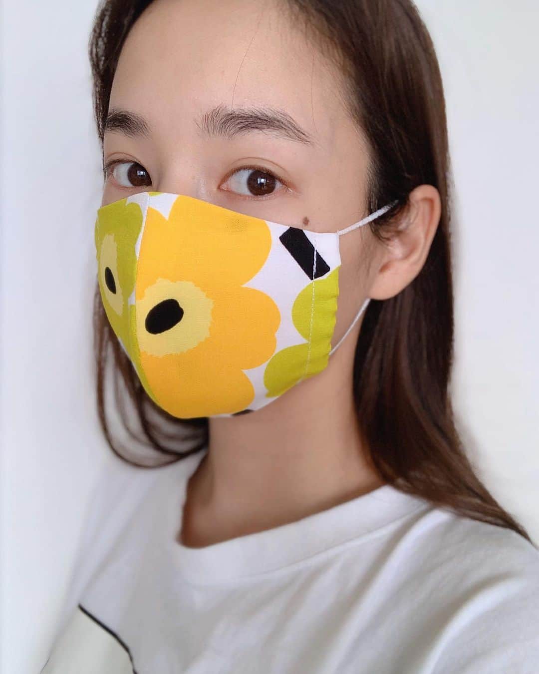 高嶋香帆のインスタグラム：「‪昨夜マスクを作ってみました☺️‬ ‪使い捨てマスクが無くなってきたので、marimekkoの生地を買って二重にして縫ってみたよ🤗‬ . ‪何もしないよりはいいかと！‬ ‪まだまだ改良の余地はありますが、一先ず完成です☺️‬ . ‪こういう時派手色を選んでしまうところに大阪魂が出てる気がする👌笑‬ . . 皆さまレシピありがとうーーー！料理のやる気出ました🤣💓」