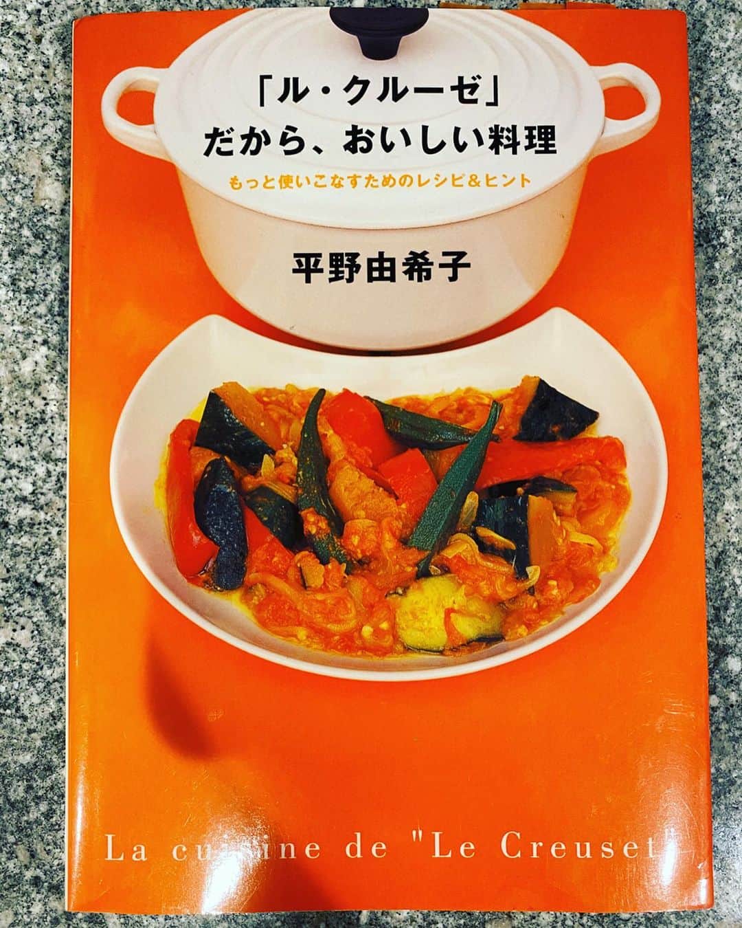 橋本麗香のインスタグラム：「【私の好きな料理本】リレー 主婦と生活社料理本編集部 @ryourinohon の皆様が始めた #料理本リレー いつも料理が上手で 多才で素晴らしい大好きな @sadamayumi ちゃんからバトンを 受け取りました✨✨✨ ． 1ページめ 『ル・クルーゼだから、美味しい料理』 こちらは10年以上使っているレシピ本 @lecreusetjapon 一つでたくさんの 料理が作れて、失敗無し！ どれほどこの本に救われて来たか😂 愛着のあるお鍋とこの本は 間違いなく私の宝物です😌🤲🏻 ． 2ページ目 ボナペティート カリスマシェフのマリオのレシピ本！ マリオシェフの料理への愛 おもてなしの心 食材への想い… ギュッと熱く華やかな個性が この本に詰まっています。 料理はもちろん盛り付けや食器など も素晴らしく、エレガントで感動的な テーブルを自宅にて 取り込む事が可能になります🌹 ． 3ページ目 マクロビだから簡単 グルテンフリーのお菓子 こちらは子供のバースデーケーキや 日常的に食べさせてあげる お菓子用に読み始めた本。 どのレシピも簡単に出来て 取り込み易いので、活用度大の便利本🙏🏻 ． バトンはいつも料理が素敵なお三方😍 @mihoarai0527  @noma77777  @julianaminato  よろしくお願いします✨✨✨☺️」