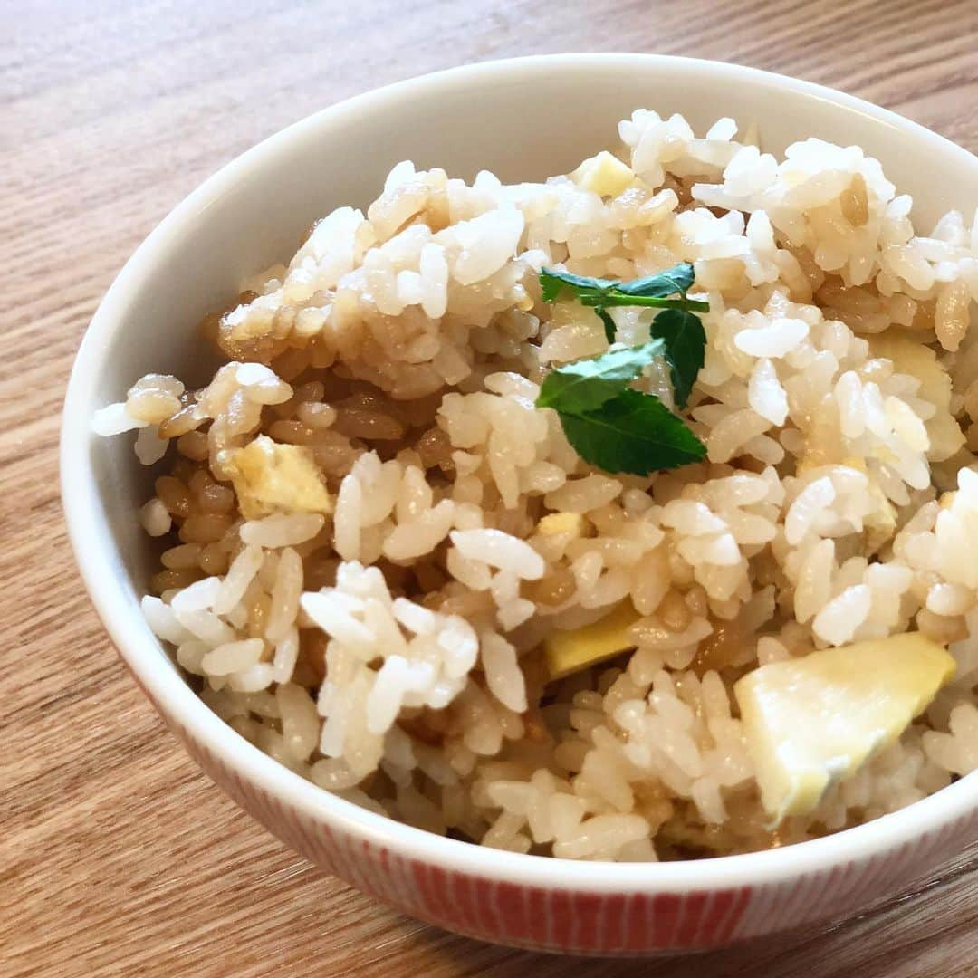 川島カヨのインスタグラム：「たけのこご飯😊﻿ ﻿ 外に出れないので、家で春を感じるしかないのです。﻿ ﻿ ﻿ #きょうのごはん﻿ #適当ごはん﻿ #おうちごはん﻿ #おうちごはんlover﻿ #ゆるめし﻿ #japaneasefood﻿ #クッキングラム﻿ #ひとりごはん﻿ #break fast﻿ #朝ごはん﻿ #筍﻿ #筍ごはん﻿ #おうちで過ごそう﻿ #おうち時間﻿」