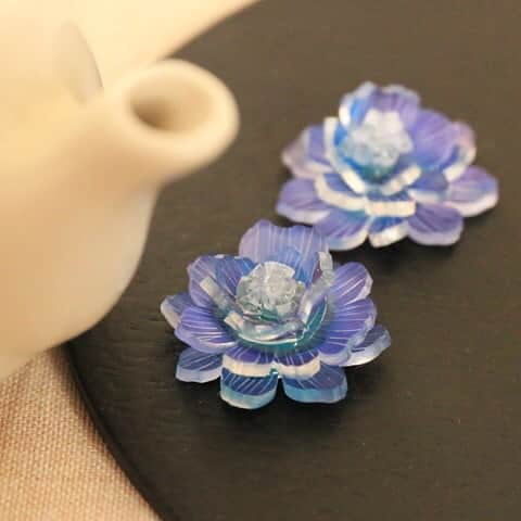 のインスタグラム：「立てば芍薬.... しばさおり さんの新作入荷しました。  プラ板で丁寧に作られたシャクヤク。 すべておひとつずつの入荷です。  ステキなご縁がありますように...!!! #しばさおり #しばさおりさん #プラ板 #ハンドメイド #シャクヤク #芍薬」