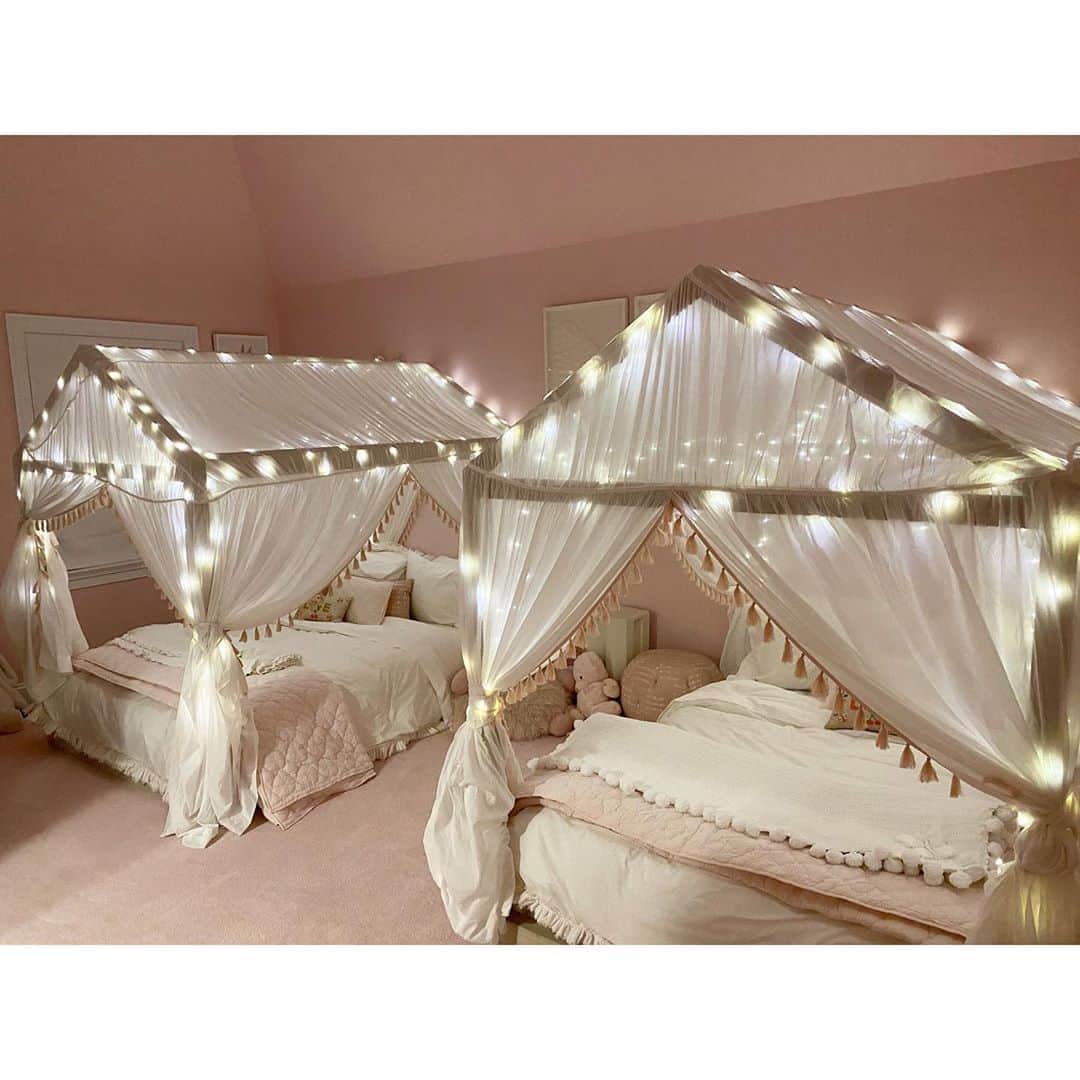 シャネル・イマンのインスタグラム：「Since I redecorated my daughters room I’ve found the key to sending the kids early to bed is to make sure they love their room ☁️👼🏽🤍 My daughter begs me to go to bed @caliclayshepard @cassiesnowshepard Nothing like making your babies happy 💗」