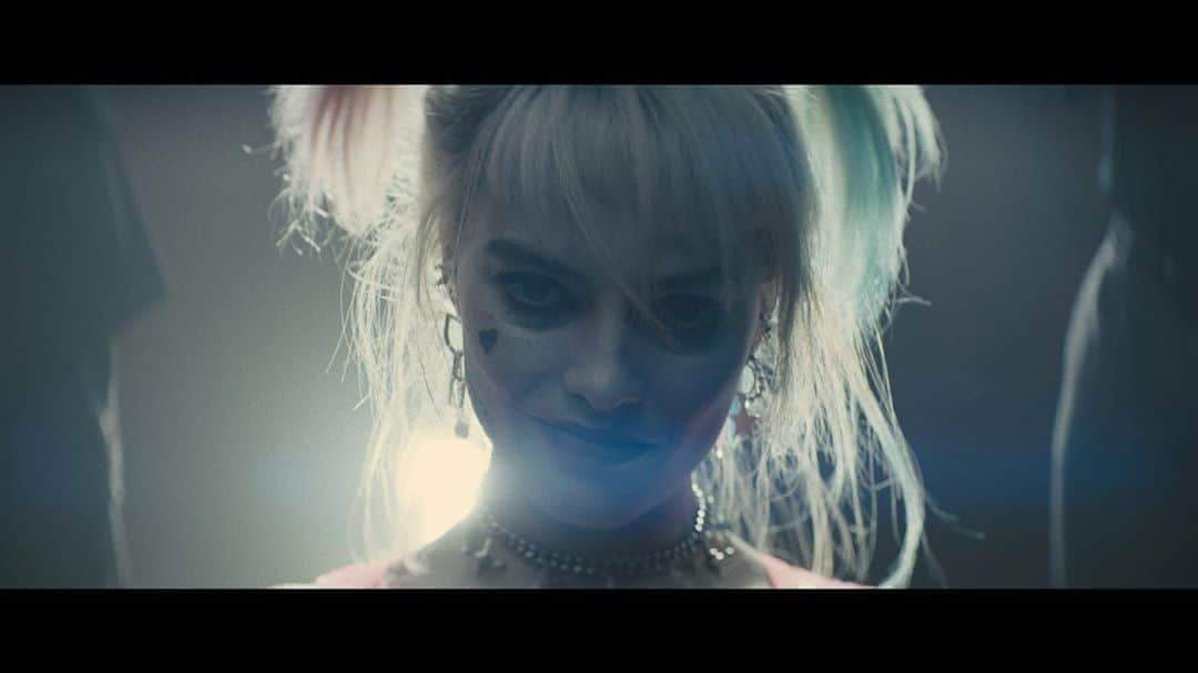 マシュー・リバティークのインスタグラム：「Beautiful, complicated and some say crazy Harley Quinn. @margotrobbie killed it! As did my talented friend and director @cathyyan @birdsofprey  @luxlighting @camtec_official #arrialexamini #cookeanamorphic」