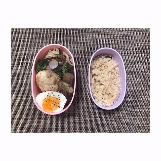 みのり(26)＠東京 ダイエットのインスタグラム：「お昼ごはん . 玄米ご飯+カリフラワーライス ブロッコリー ゆでたまご ムネ肉のハンバーグ ナスのお浸し きのこ炒め . . いつもに戻る（´・ω・`）笑 . 昨日は夢だったのか？( ‾ω‾ )夢か。 . . ◉ライザップ公認の紹介アンバサダーです。 〜紹介特典で、お安く入会できます〜 . ▶︎全国どの店舗でもOK ▷２週間のトライアルコースもあります(^_^)/ ▶︎カウンセリング予約前にご連絡ください . ◎入会やカウンセリングをお考えの方、 ご質問なども、DM✉️ください。 . ★トレーニング見学もできます★ . 📺RIZAP TVCM出演 🏅RIZAP BMG ファイナリスト2017.2018 . #rizap #ライザップ . #ダイエット #diet #ダイエット日記 #レコーディングダイエット #instadiet #ダイエット仲間募集 #ダイエッター #公開ダイエット  #昼ごはん #昼御飯 #lunch #昼ご飯 #昼食  #おうちごはん #糖質制限 #healthyfood #healthylifestyle  #fitmeal #oneplate #cleanmeals #lowglycemic」