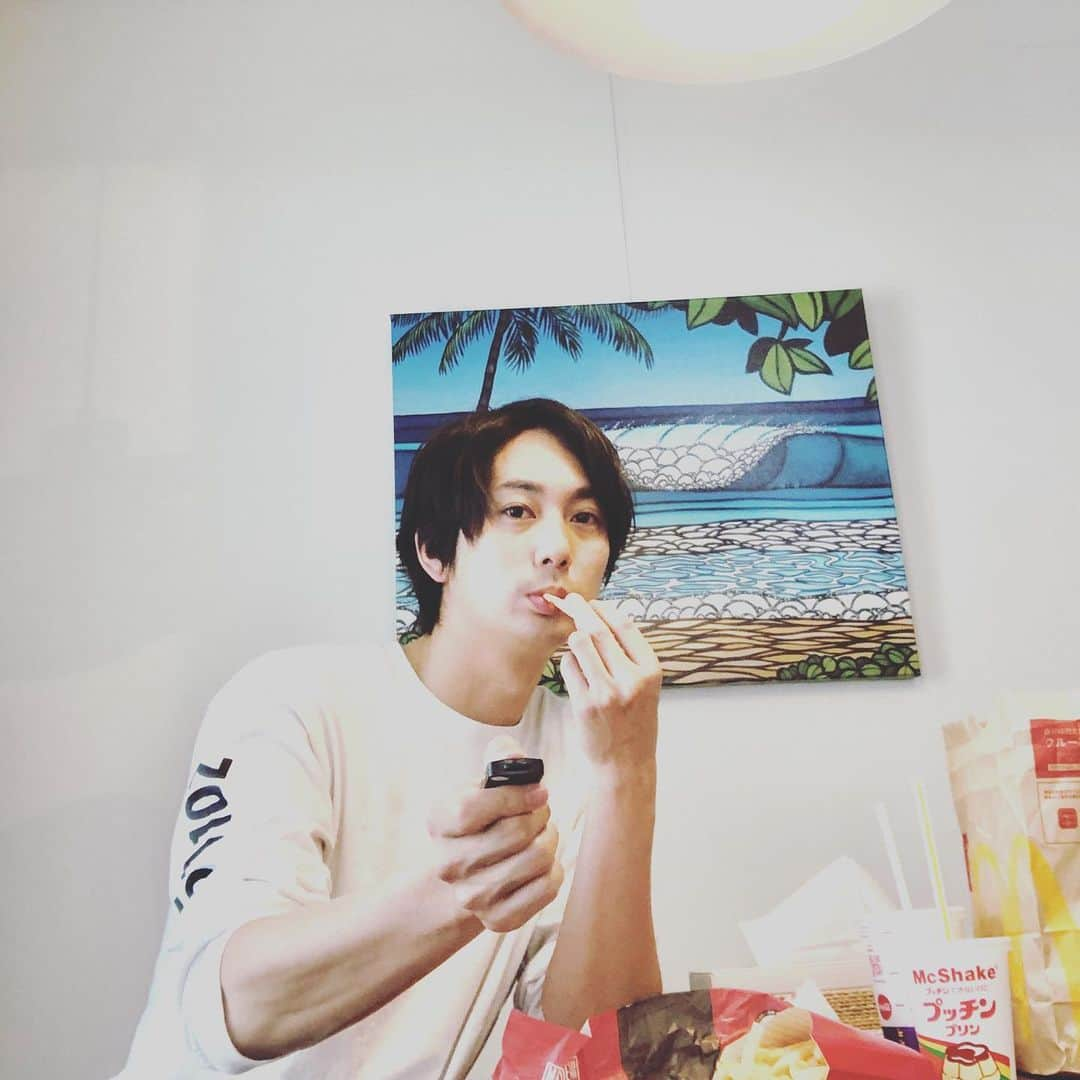 平岡祐太さんのインスタグラム写真 - (平岡祐太Instagram)「うまっ。  #マクドナルド🍔🍟 #オススメ映画  #ファウンダーハンバーガー帝国のヒミツ #ハンバーガー #マック #サムライマック #昼ごはん #マクドナルド #プッチンプリン #ポテト #ランチ #うちで過ごそう #ハンバーガー大好き #映画 #マックシェイク」4月21日 12時35分 - yuta_hiraoka_official