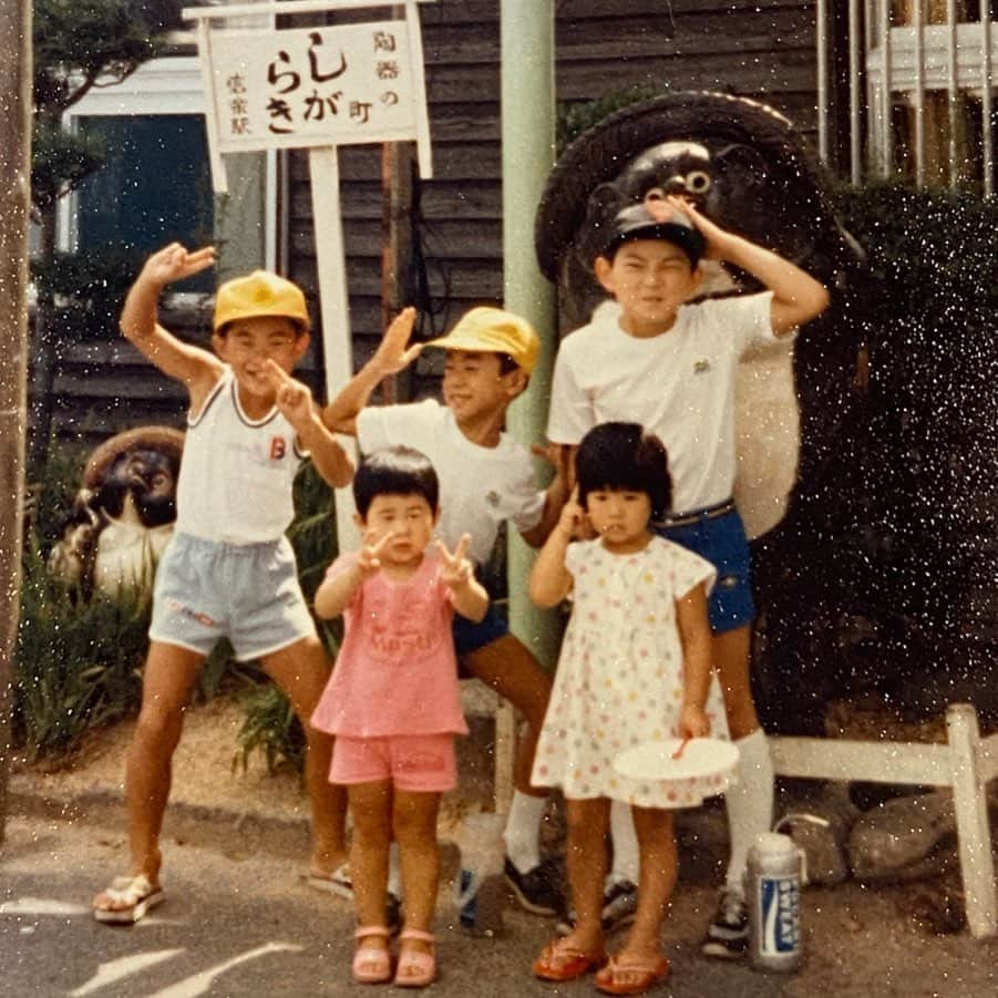 土屋香織さんのインスタグラム写真 - (土屋香織Instagram)「👧🏻.The昭和 @saoriyokota ちゃんからリクエストいただきまして アルバム見てたら懐かしいのいっぱい( › ·̮ ‹ ) パーマンセット着てる写真見つからなかった笑 . OPENしたばかりのディズニーは ダンサーさん外国人ばっかりだったんだねー🏰 . 半目&パンツ丸見えの写真ばっかりだった🤣 . みんなもやってみて♡ . #ワンカップでしゃぼん玉 #バトンはまわさない主義なの #まわってきても興味あるのしかやりません😉 #おてんば娘 #名前缶バッジ #魔法の妖精ペルシャ #ペルシャ #うちのタマ知りませんか #昭和 #ディズニー #disney #disneyland #80s #80年代 #幼少期 #memories #絹目」4月21日 12時32分 - kaorintsuchiya