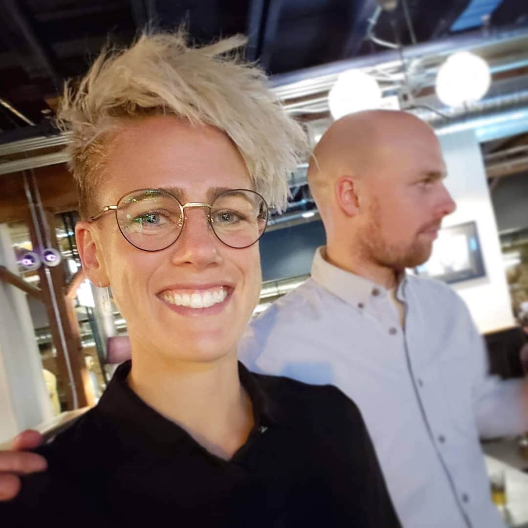 ソフィー・シュミットのインスタグラム：「That time I got a perm. 👀 ... I miss messing around with my hair. #stayhome #staysafe ... #PixieCut #shorthair #shorthairstyle #glasses #hairstyles #Perm #yolo」