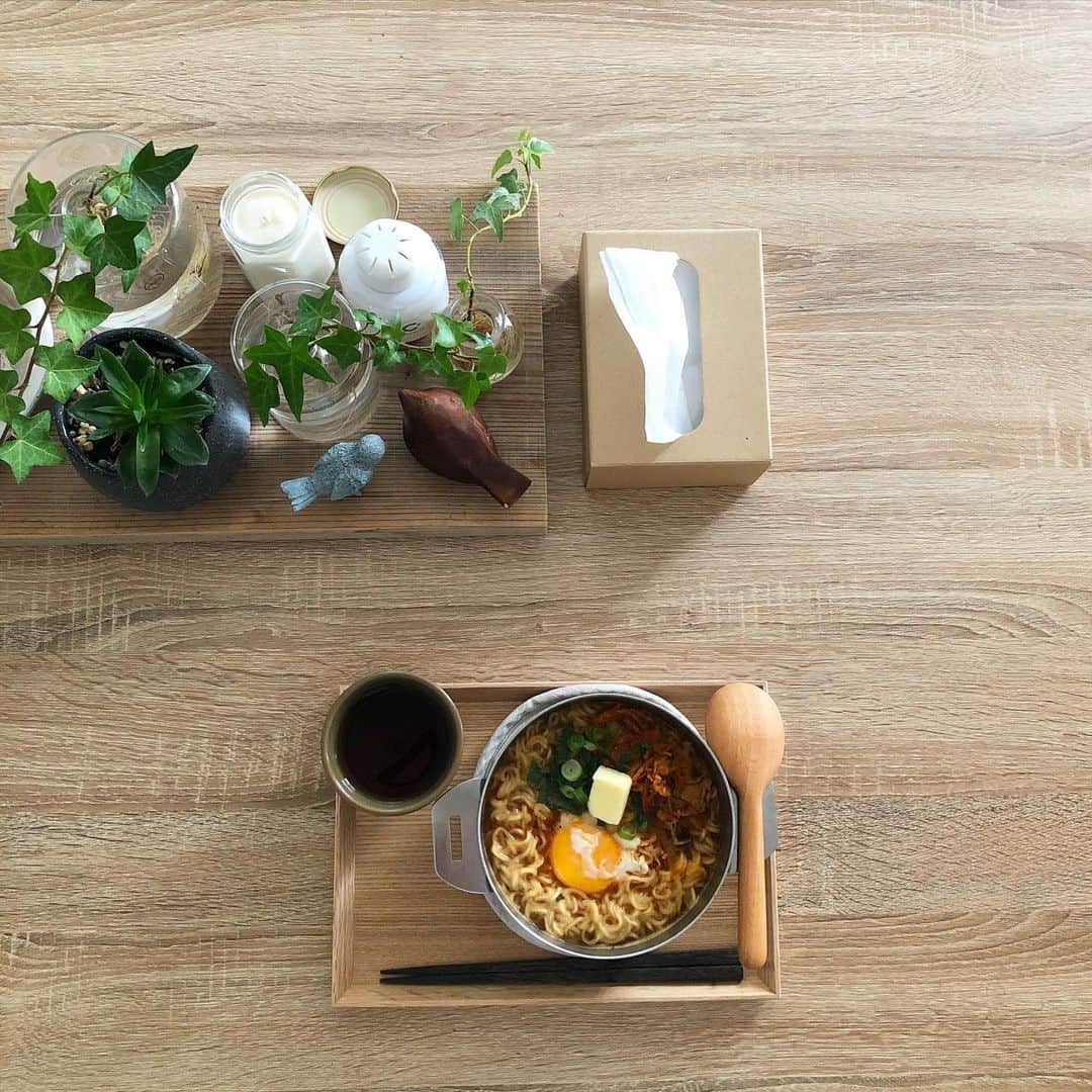 botaさんのインスタグラム写真 - (botaInstagram)「サッポロ一番みそラーメン ・ ・ ・ みなさんこんにちは☀︎ 今日のお昼ご飯は《ラーメン》です！！ 昨日の残り物の豚キムチとタマゴと、お野菜も入れないと！！なネギ← 最後にバターなんて入れてみたり・・ ダイエット中の人の昼食とは思えない程のヤーーーーーツ 美味いっす！ ※鍋ごとお行儀悪子でごめんなさい。 ・ ・ ・ 塩らーめんも好きっす( ⁼̴̶̤̀ω⁼̴̶̤́ )ふふふ ・ ・ ・ ・ ・ 今日も普通にお店で食料品が買える事は、全然当たり前のことではなくて・・・ 毎日お仕事をされてるたくさんの方達のおかげなんだと・・・ ありがとうございます. ごちそうさまでした。 ・ ・ ・ ・ ・ ・ ・ ・ #ひとりごはん#お家ごはん#ラーメン#暮らしの記録#無印#無印良品」4月21日 12時37分 - ta___kurashi