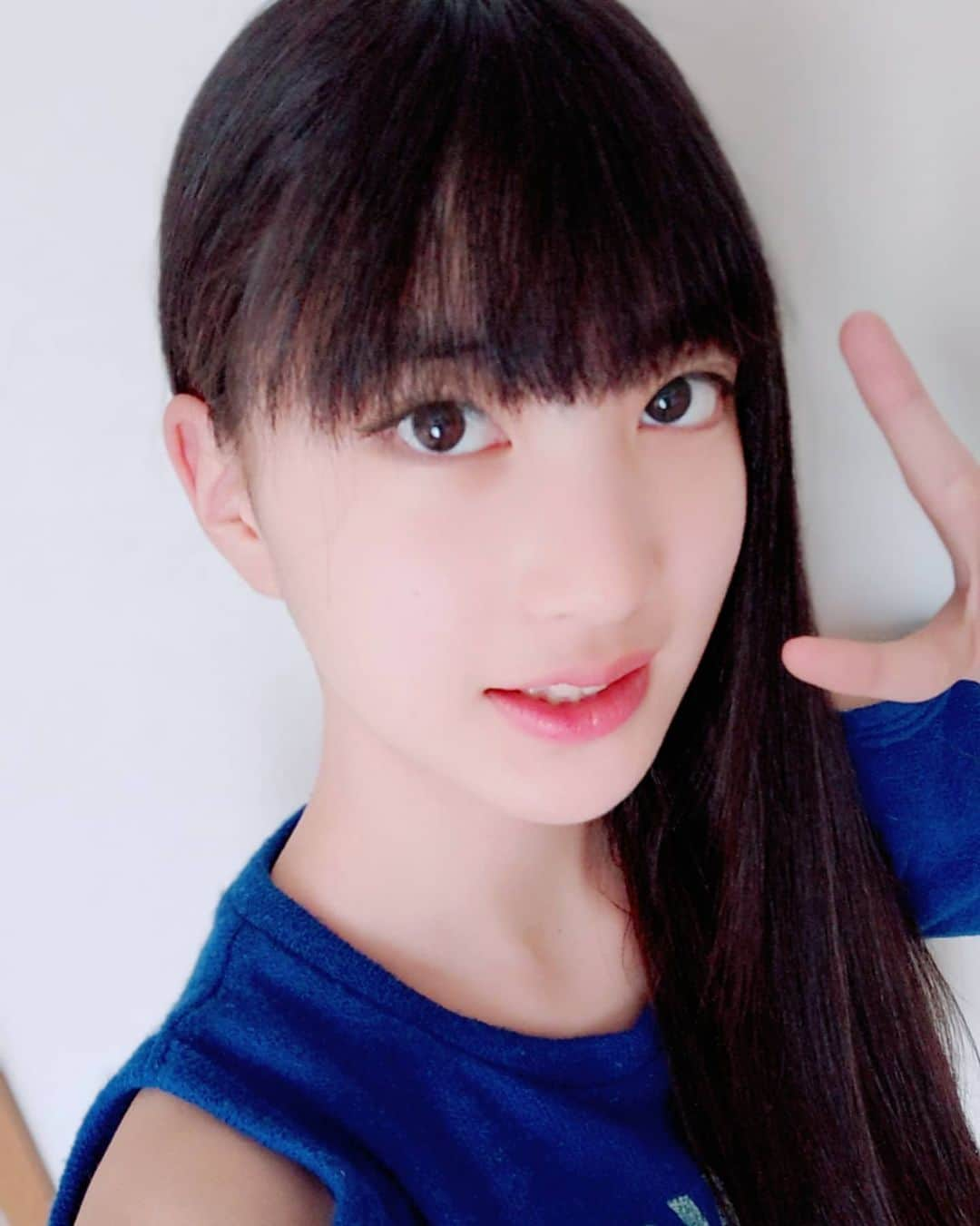 岩脇瑠菜（るなっち）のインスタグラム：「皆さん元気かな？ ひっそりと中学生になりました💖 今お家にこもって勉強して、、、 ウソですゲームしてます(笑)😂 #中学生になりました #自粛中の過ごし方  #おうち時間 #すていほーむ  #ゲーム女子 #シブサン #イエロークラス #プラチナムプロダクション #自撮り #NintendoSwitch #あつ森 #コロナに負けるな #早く収束しますように」