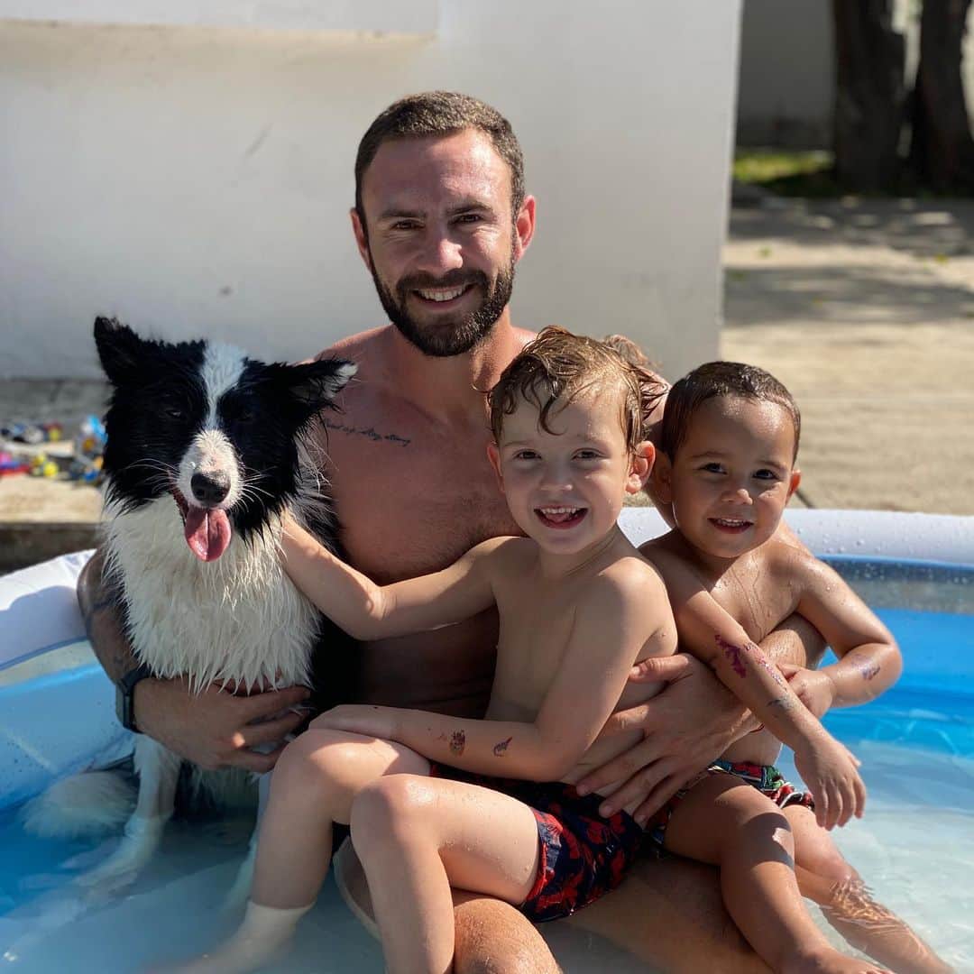 ミゲル・ラジュンのインスタグラム：「“The Boys” 🧔🏻👦🏼👦🏽🐶 . 📸 @analaugalvan . #boys #life #quarentena」