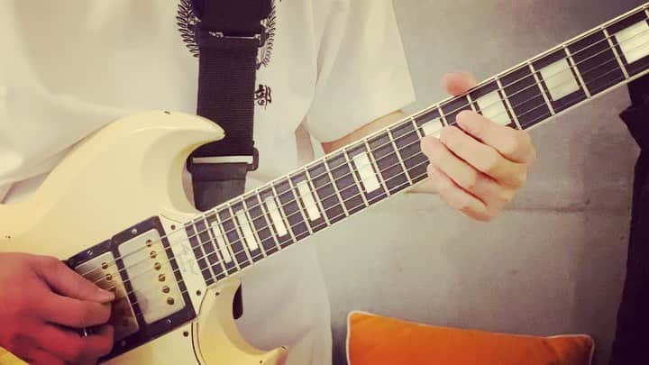 小野武正のインスタグラム：「Alaska Jam、MY CONVERSEのサビのフレーズを捌いてます👶﻿ ぷりっとしたEm一発のシンプルなフレーズでございますねえ﻿ ﻿ #alaskajam﻿ #わしつなぎ  #火曜なんで邦Em好きと繋がりたい﻿ #コンバースの紐の結びかた﻿ #だれがはげまさや」