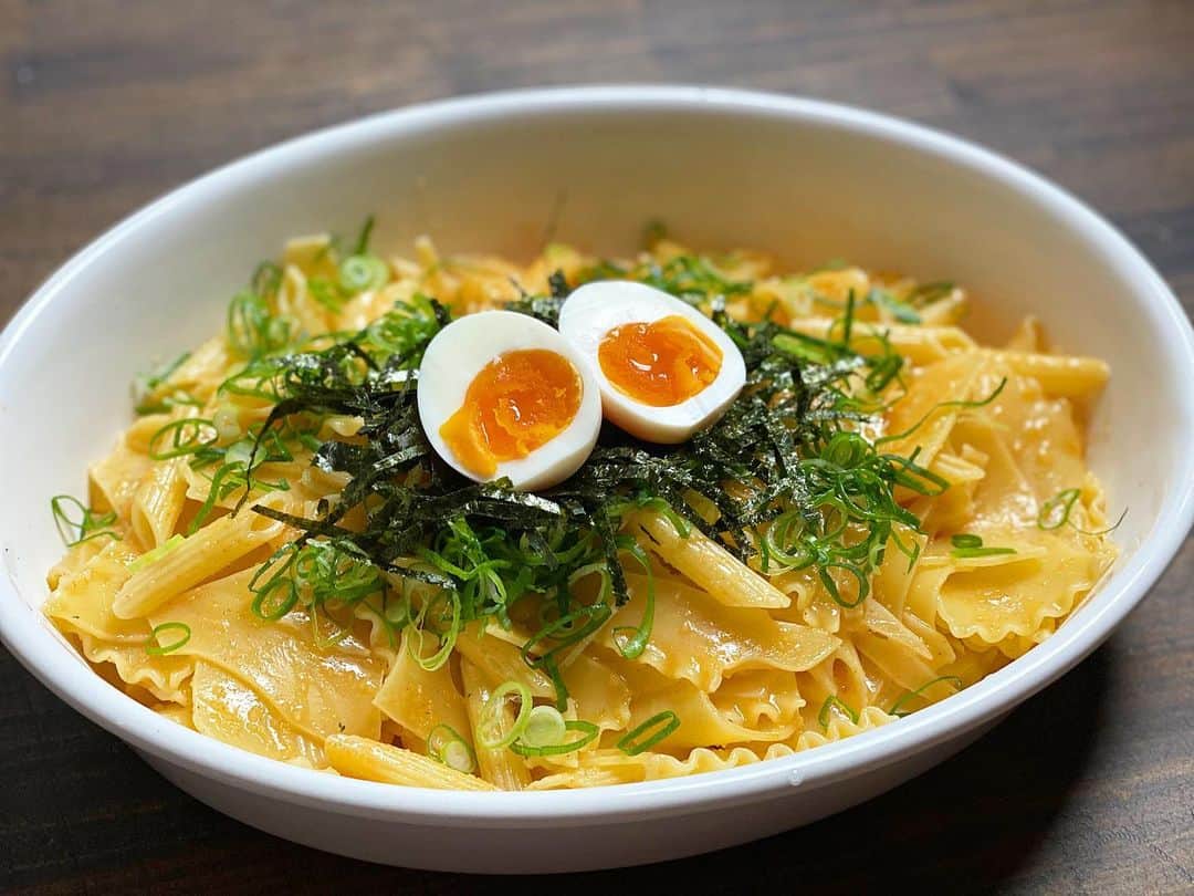 ロシアン佐藤のインスタグラム：「昨日の頂き物のたらこパスタソース使って👐🏻❤️❤️ 美味しいー！マヨ感のあるソースでした🙆辛味はピリッと、ちょっとカラシみたいな鼻に抜ける香りがします👐🏻 #今日のランチ #おうちごはん #たらこパスタ」